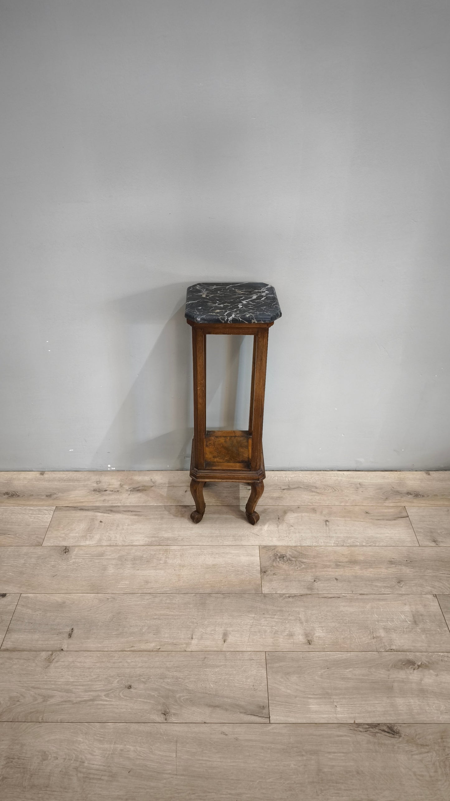 79084 Alzata in legno con piano in marmo grigio