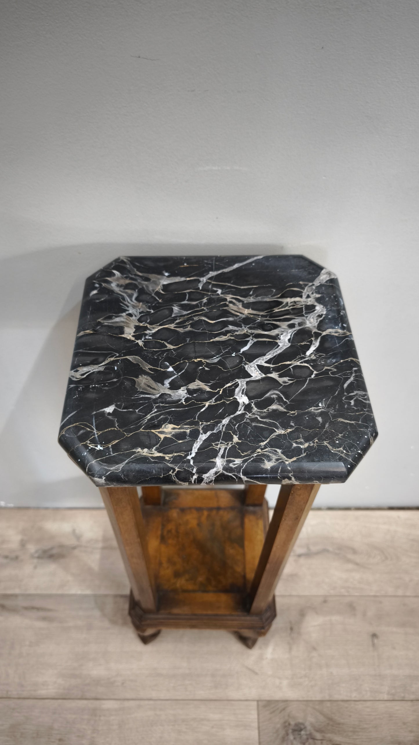 79084 Alzata in legno con piano in marmo grigio