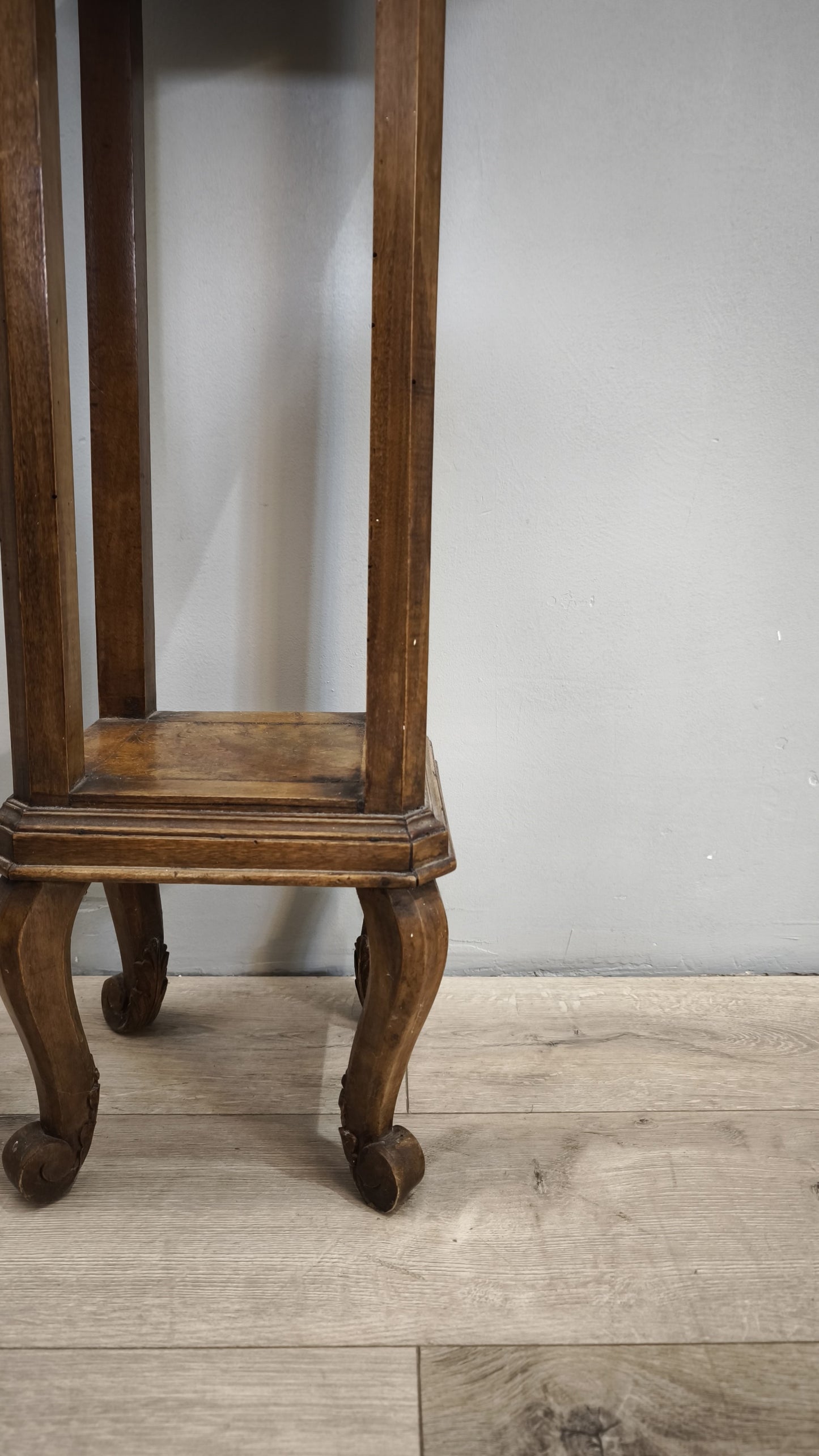 79084 Alzata in legno con piano in marmo grigio