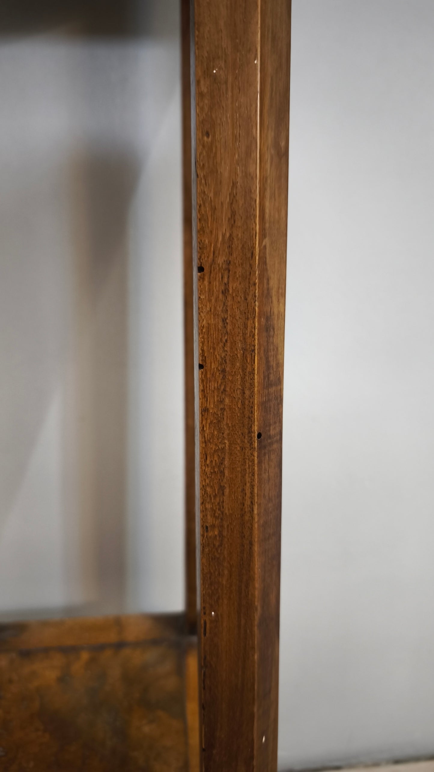 79084 Alzata in legno con piano in marmo grigio