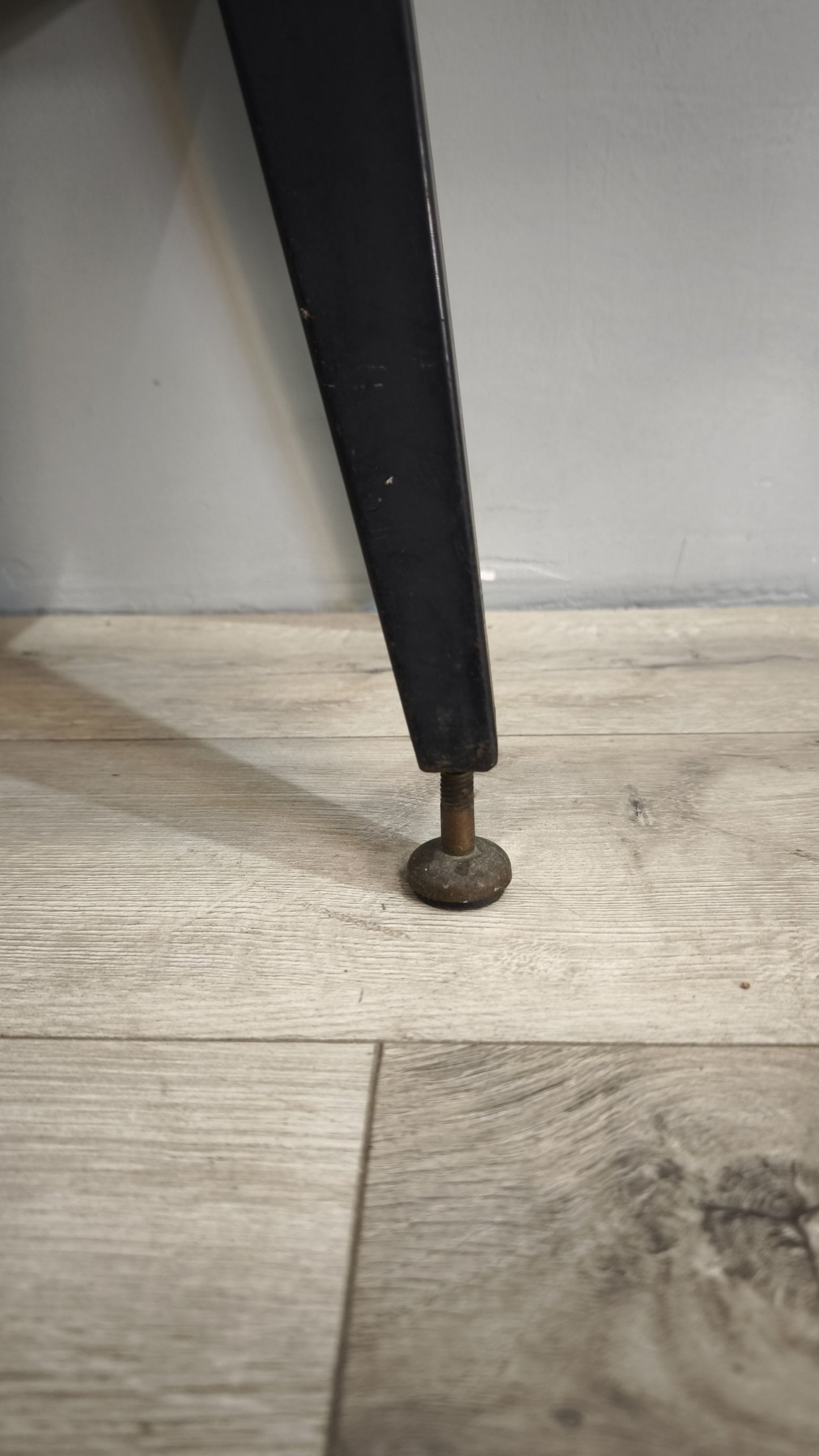 79347 Tavolino vintage con base in ferro e due ripiani