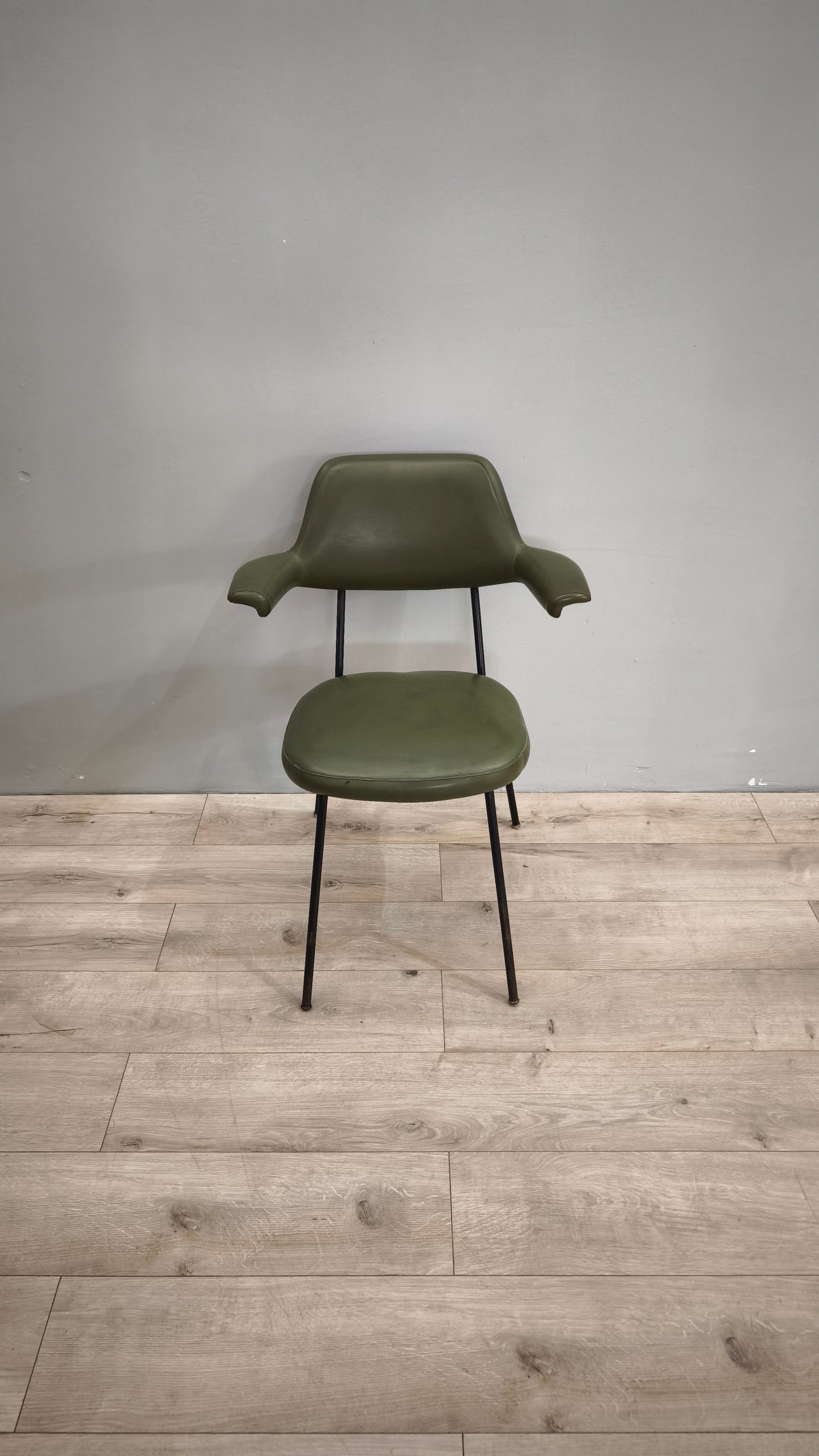 79338 Poltroncina vintage con braccioli in sky verde
