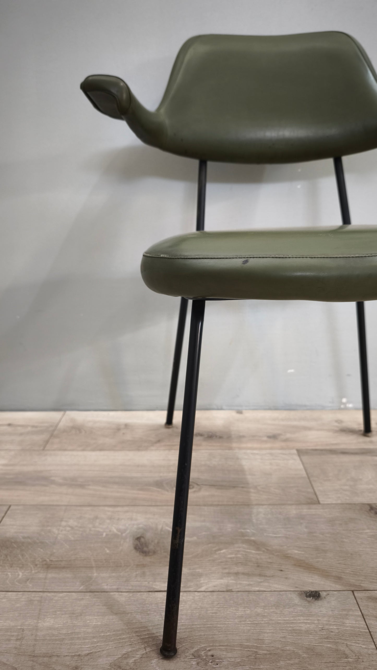 79338 Poltroncina vintage con braccioli in sky verde