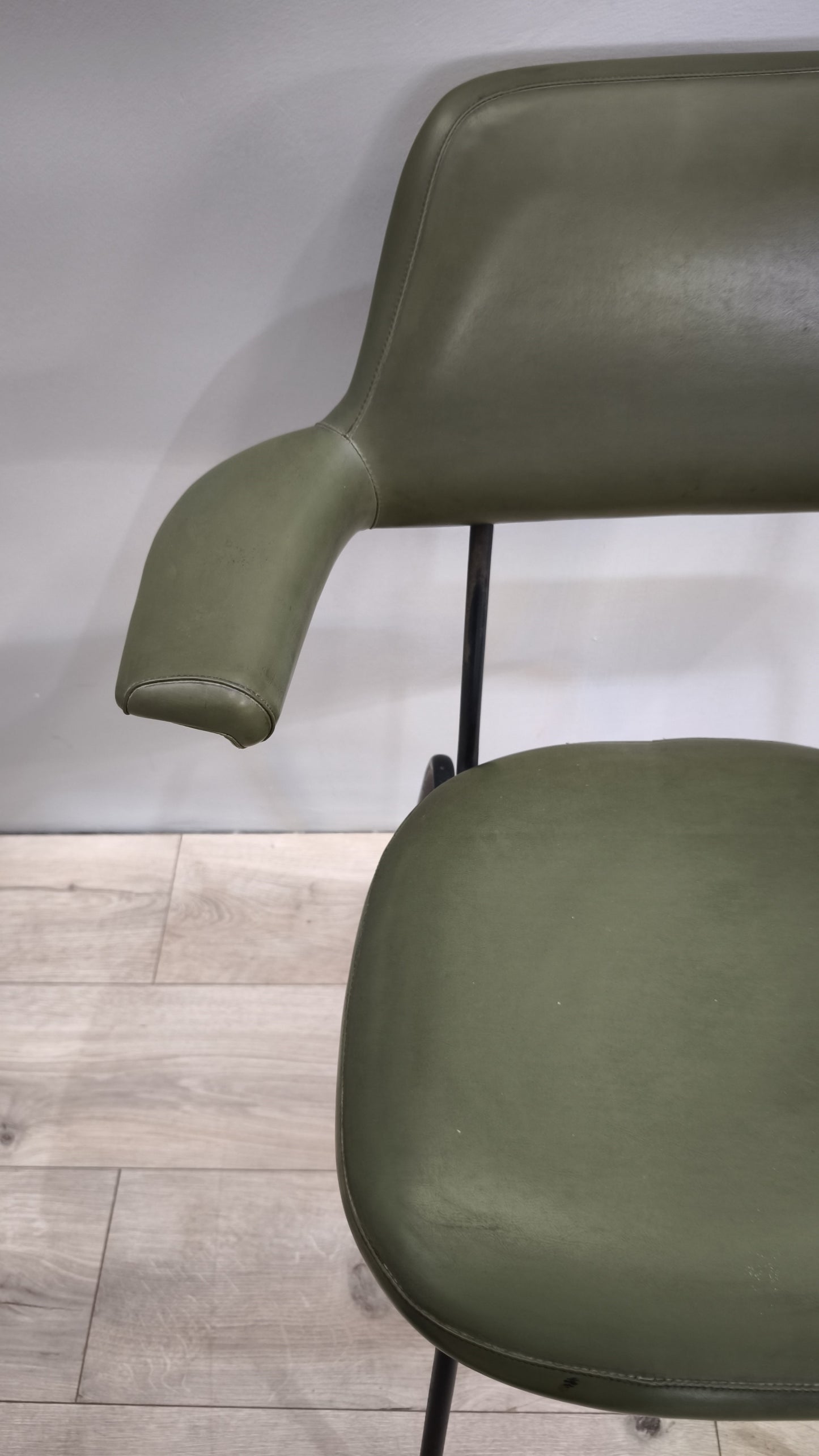 79338 Poltroncina vintage con braccioli in sky verde