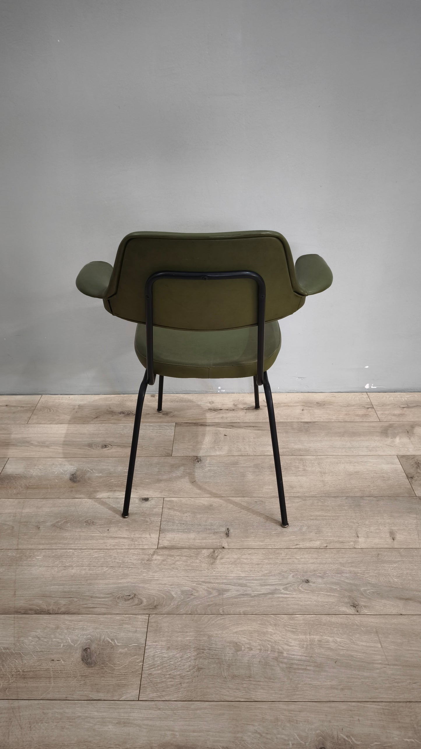 79338 Poltroncina vintage con braccioli in sky verde