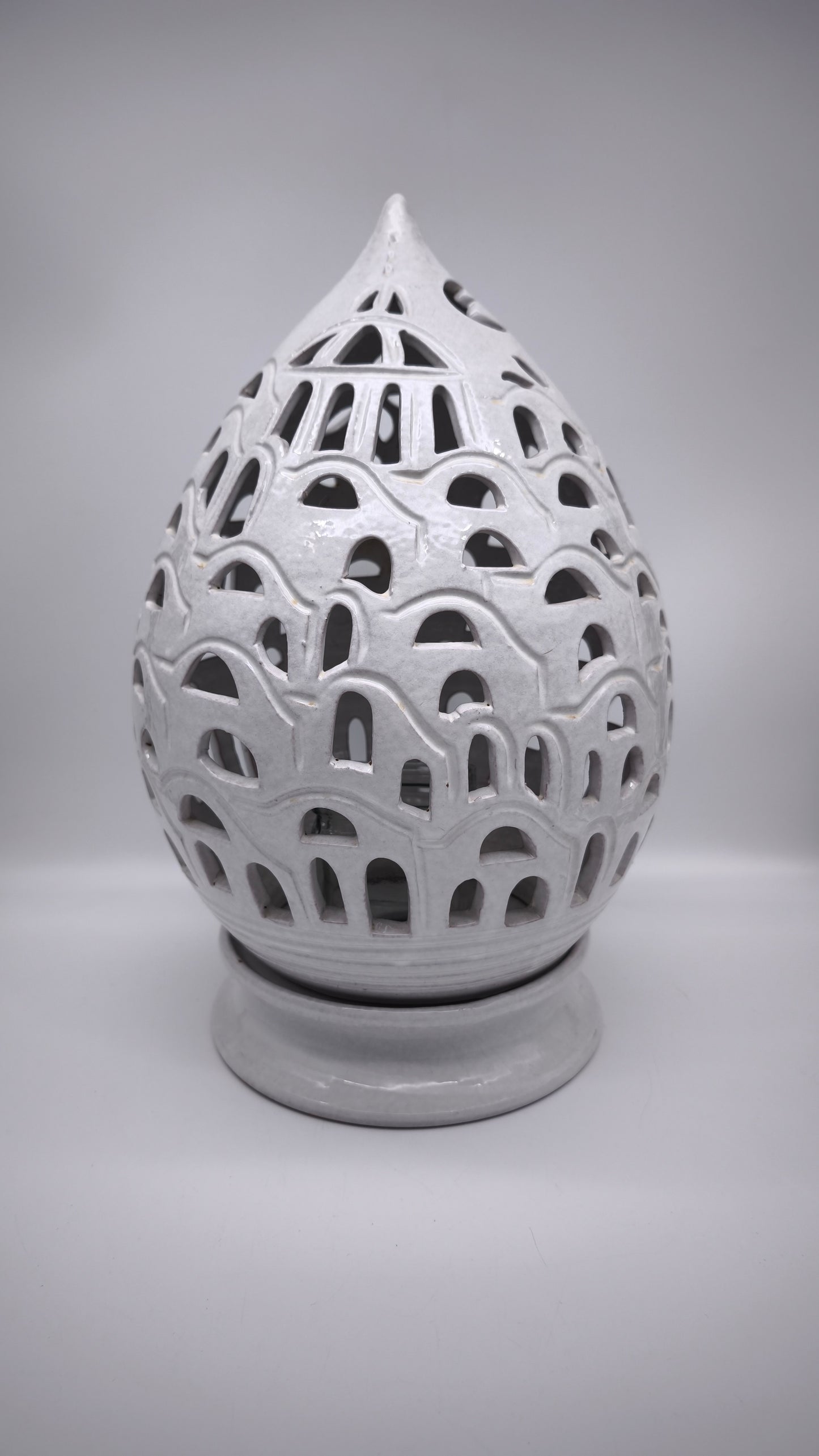 79325 Lampada in ceramica bianca traforata