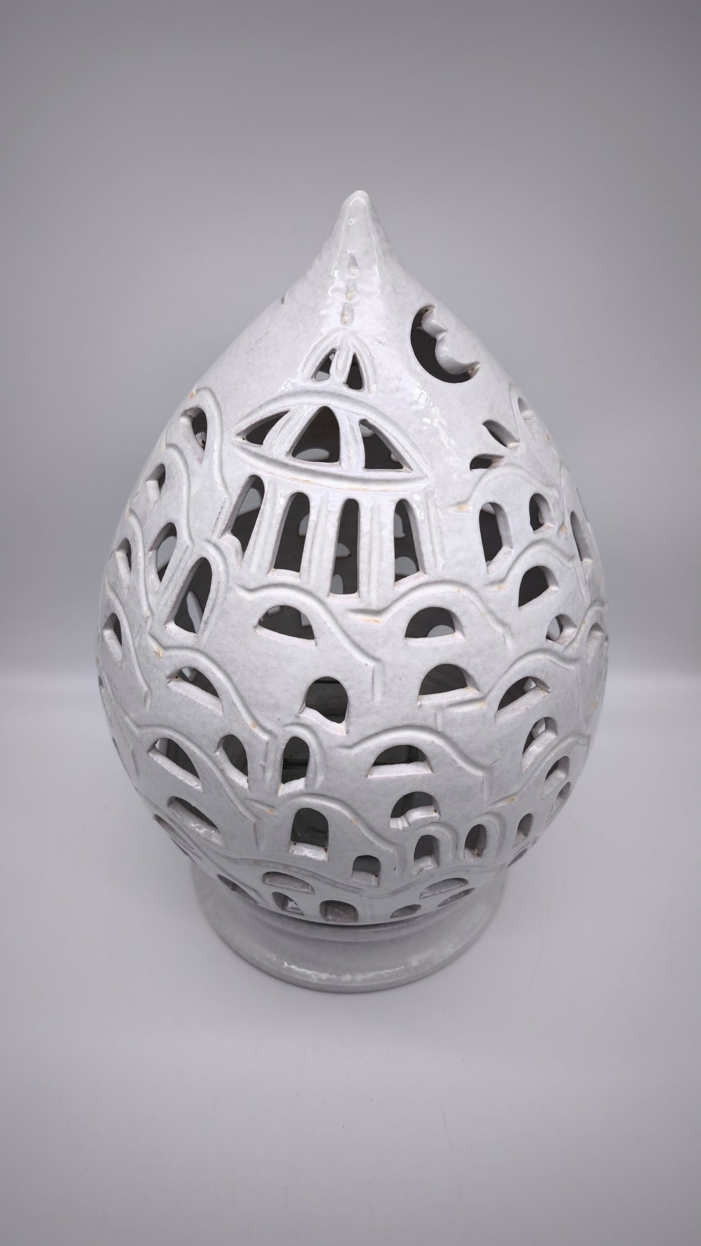 79325 Lampada in ceramica bianca traforata