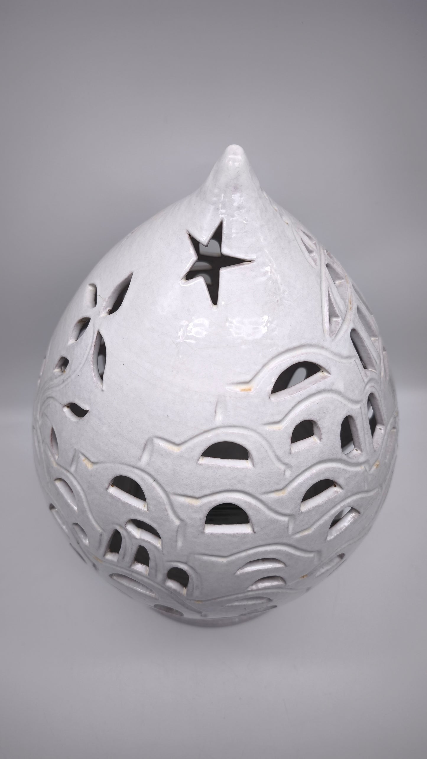 79325 Lampada in ceramica bianca traforata