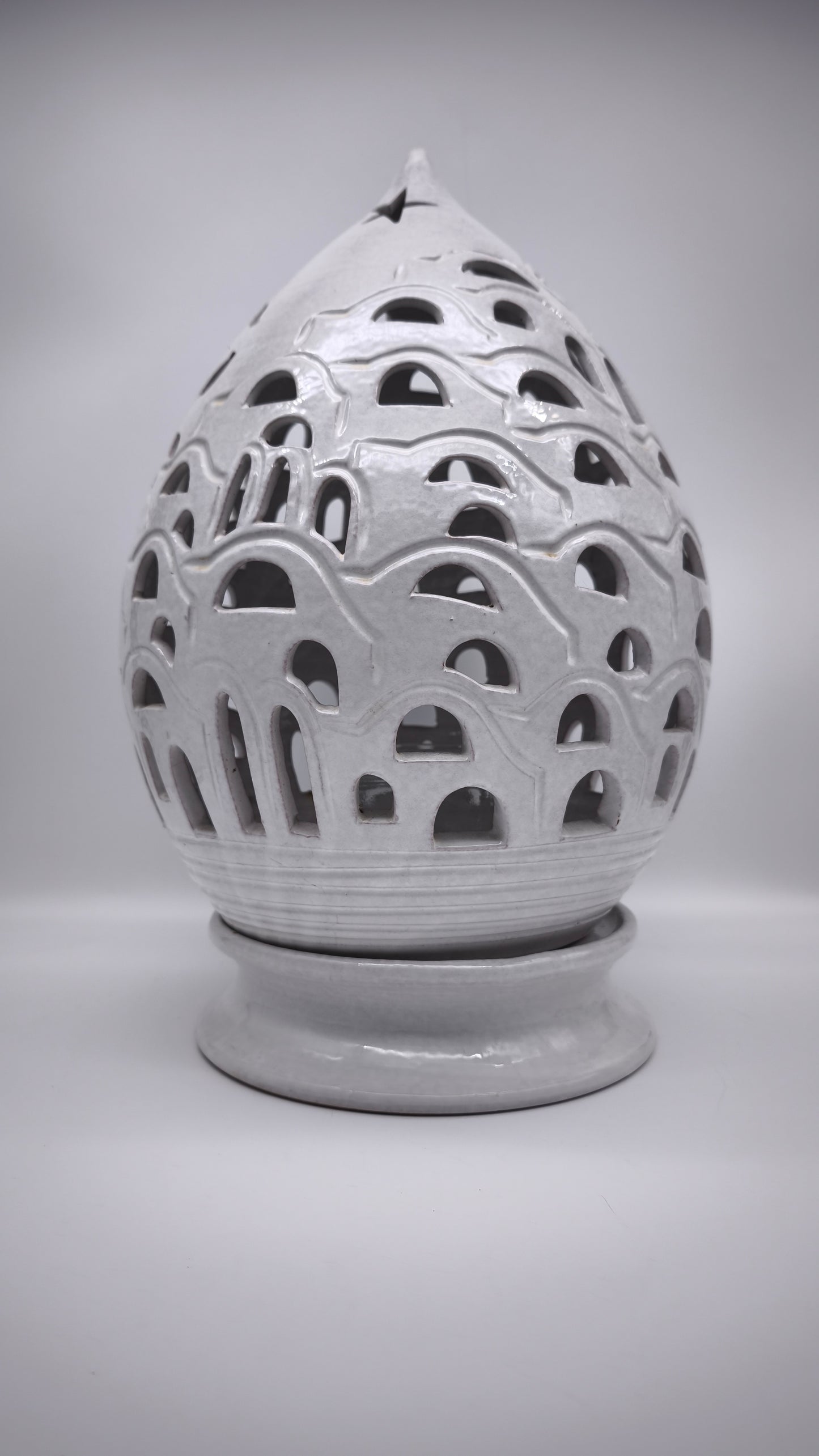 79325 Lampada in ceramica bianca traforata