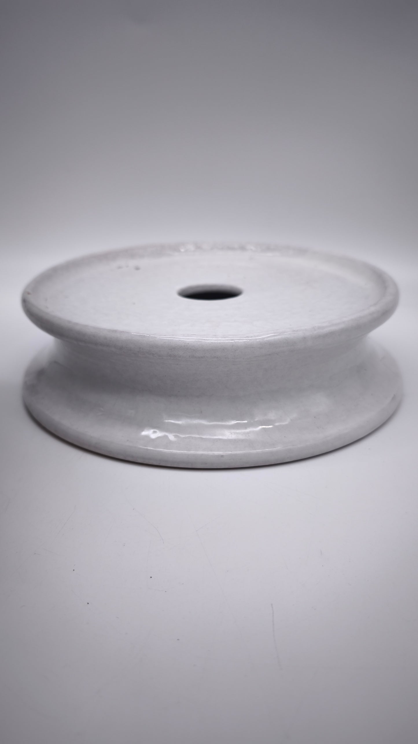 79325 Lampada in ceramica bianca traforata
