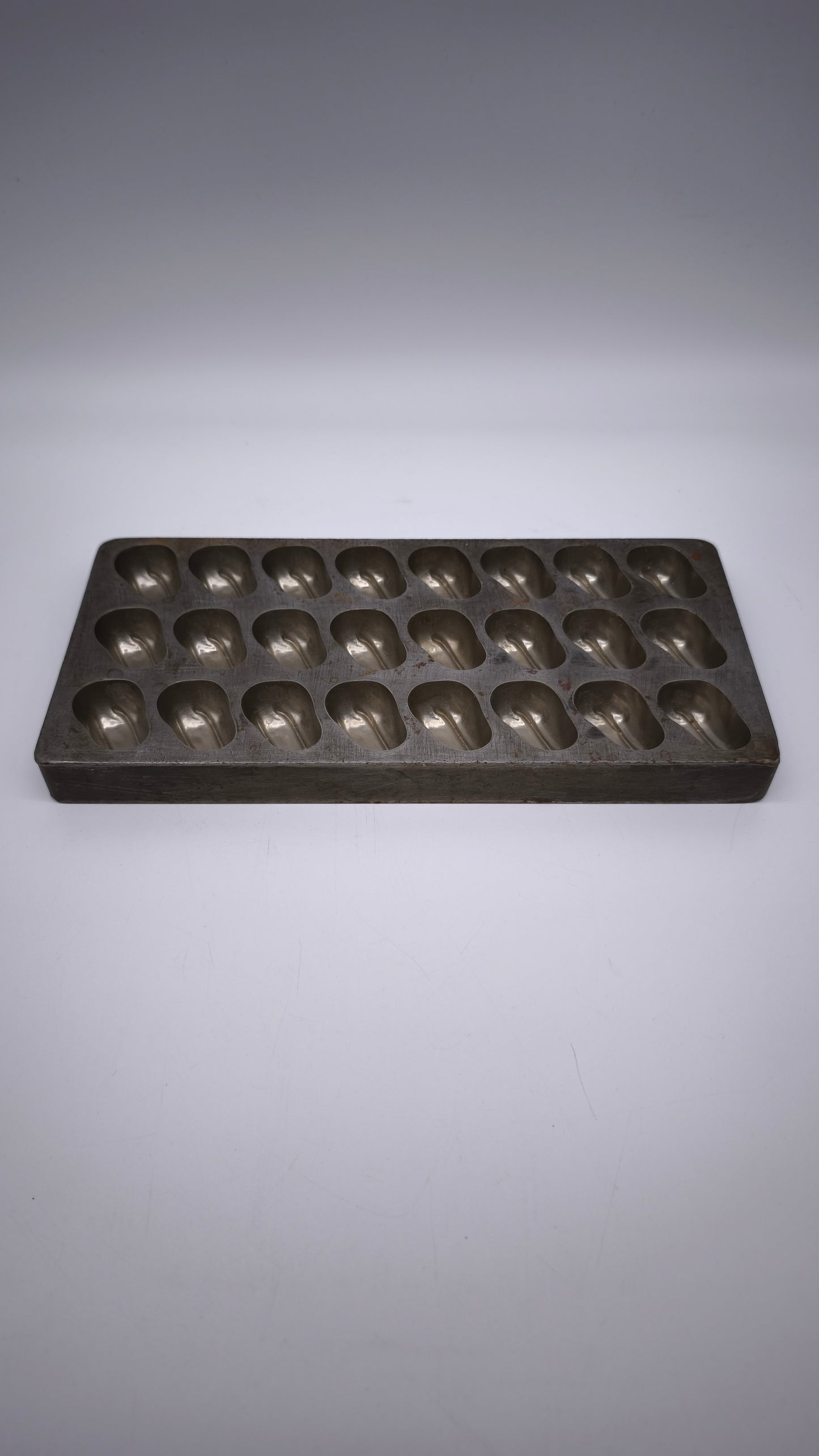 79129 Stampino per cioccolatini vintage in acciaio