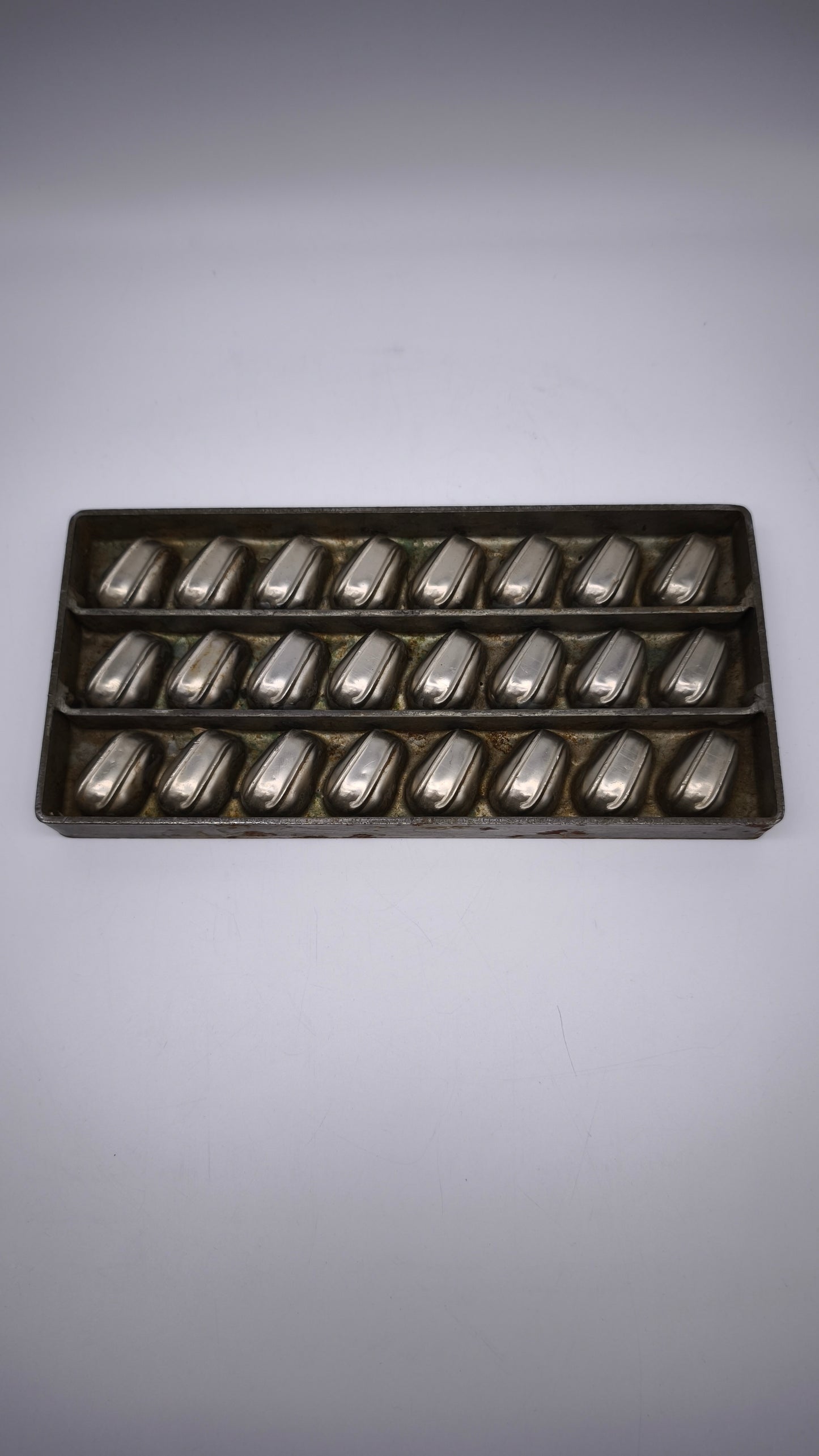 79129 Stampino per cioccolatini vintage in acciaio