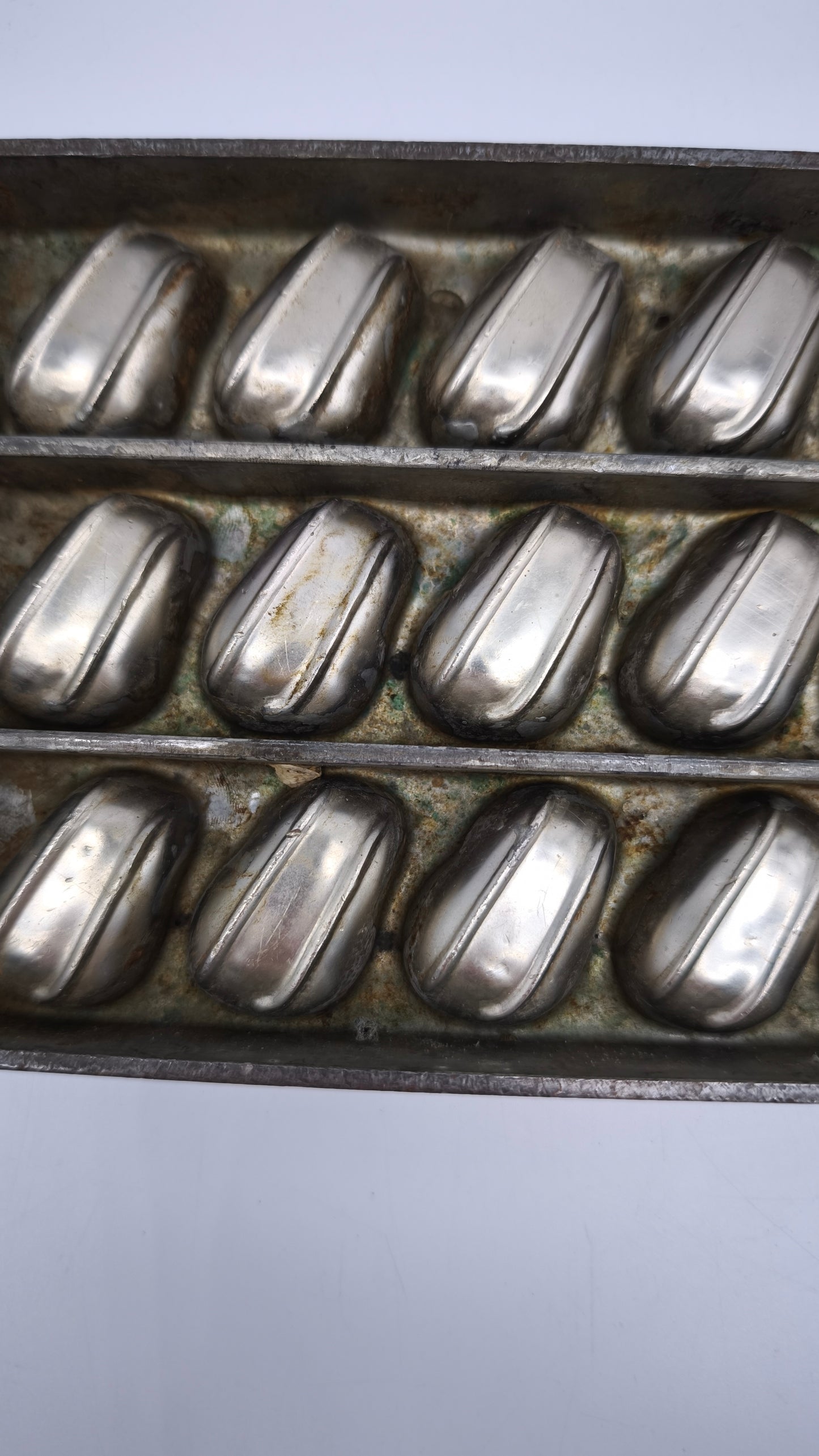 79129 Stampino per cioccolatini vintage in acciaio
