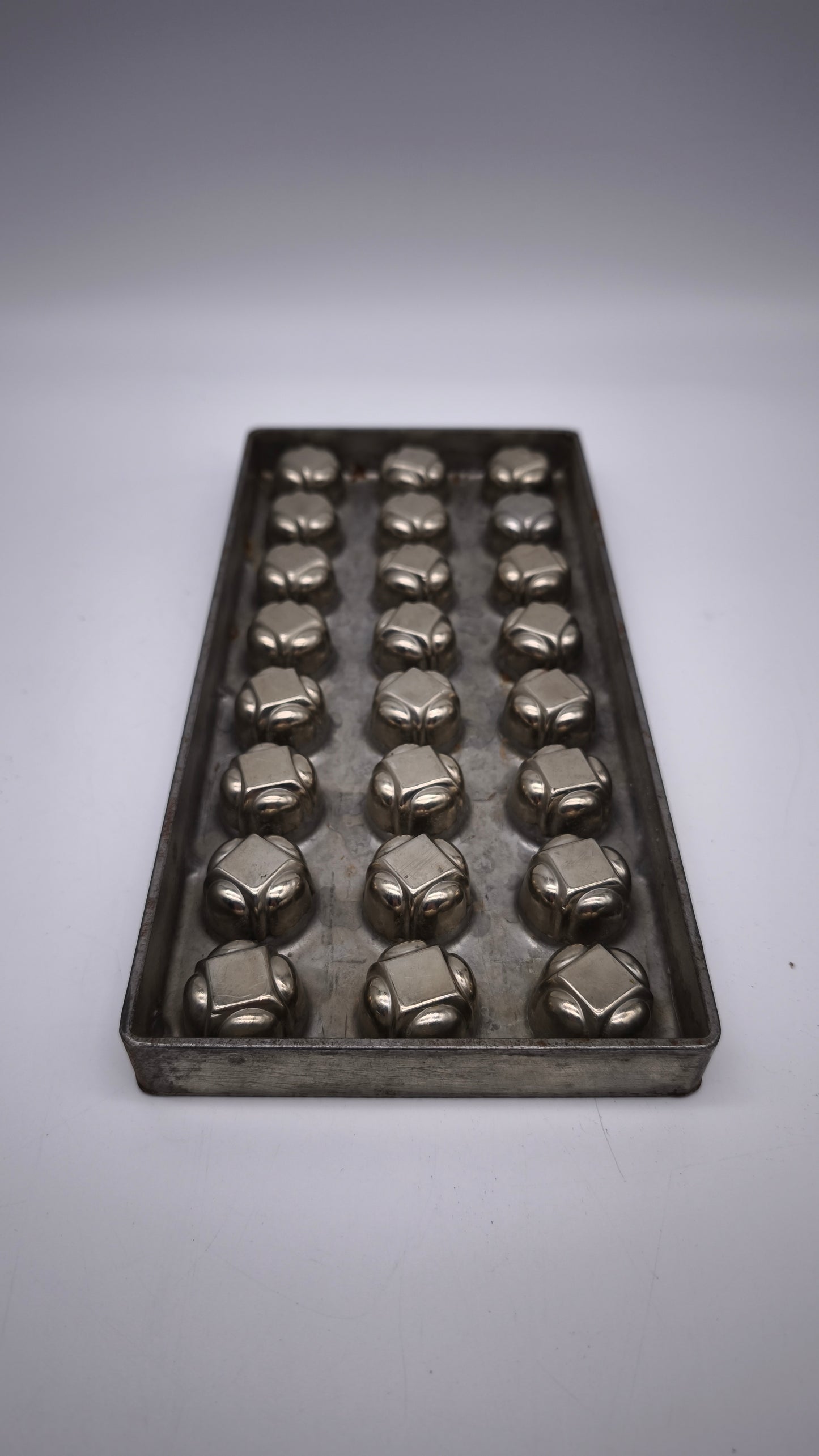 79129-2 Stampino per cioccolatini vintage in acciaio