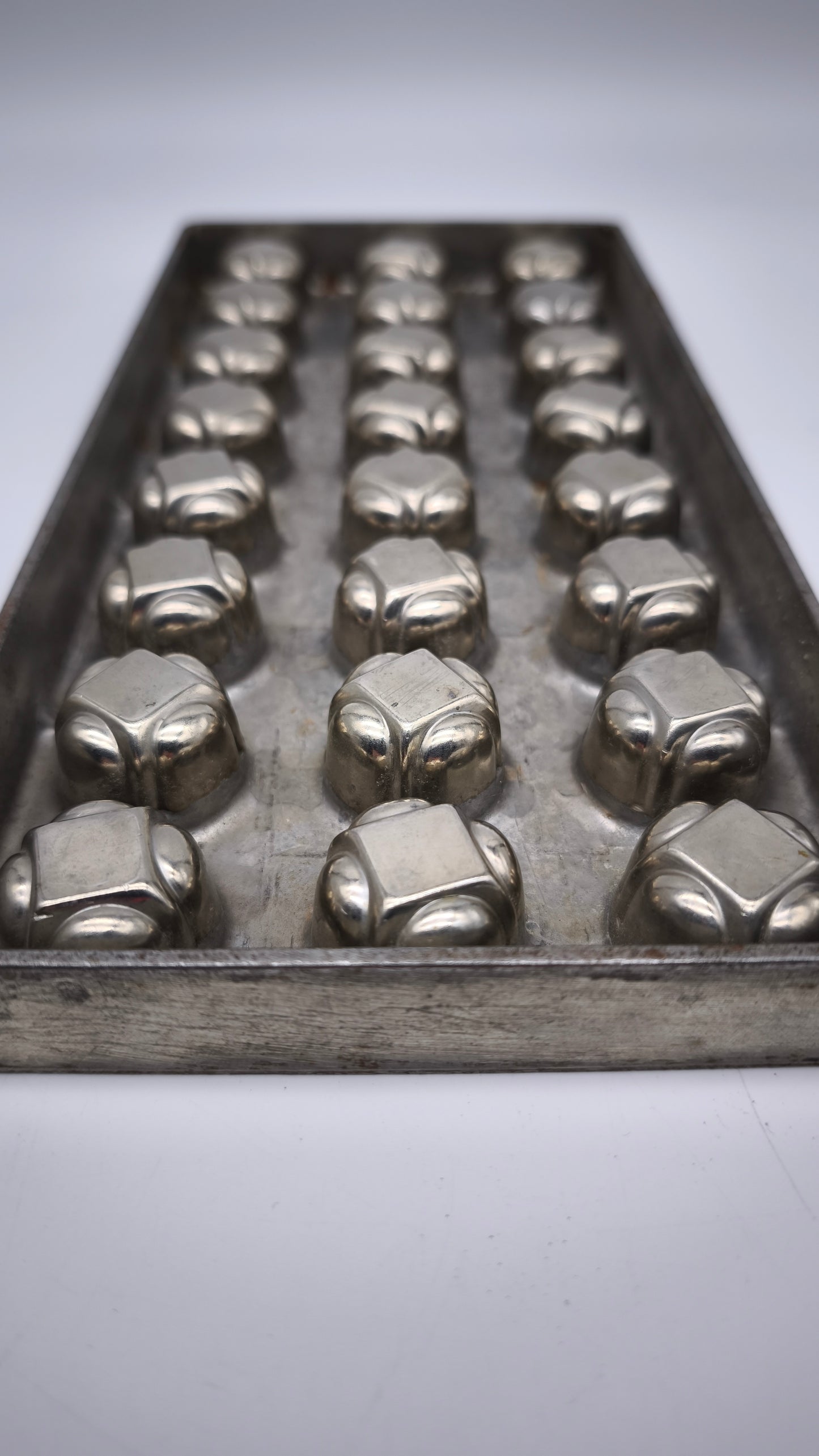 79129-2 Stampino per cioccolatini vintage in acciaio