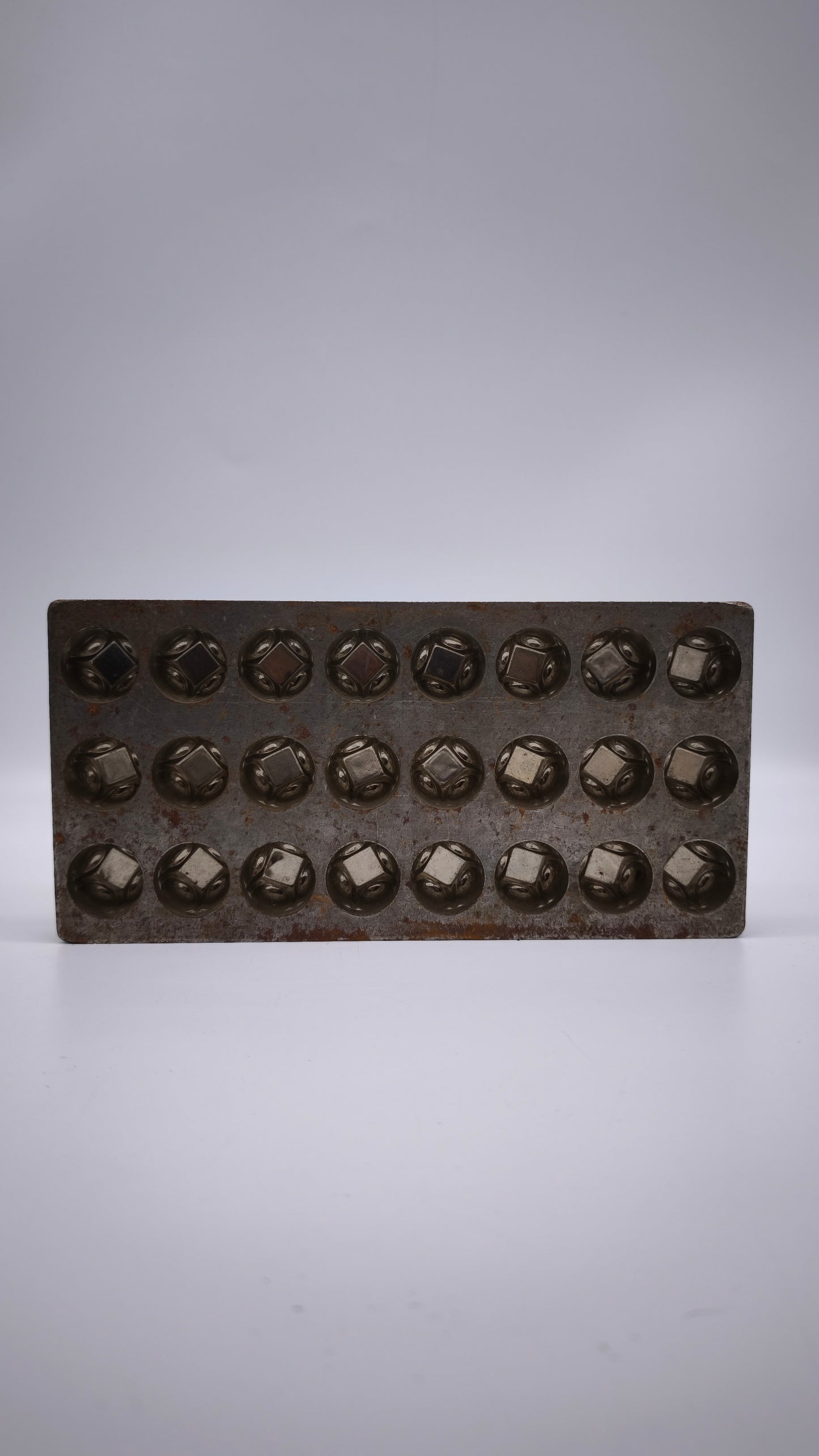 79129-2 Stampino per cioccolatini vintage in acciaio