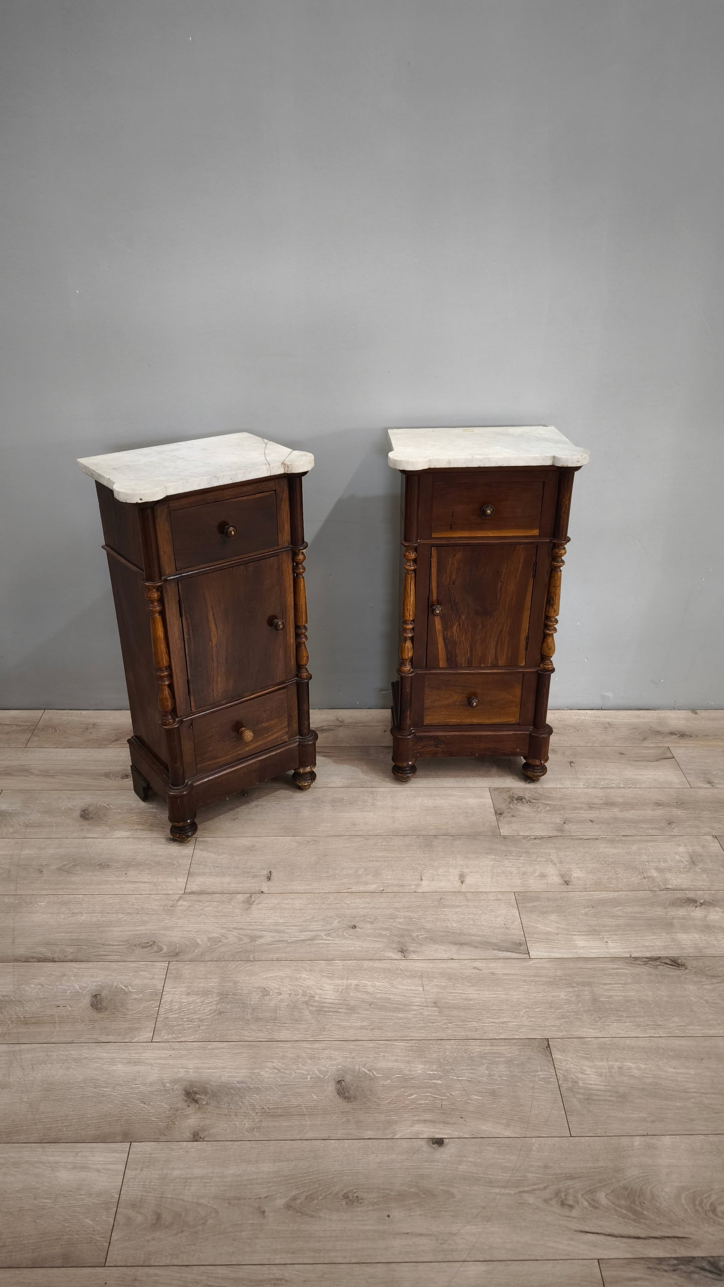 79355 Coppia di comodini in legno con piano in marmo bianco