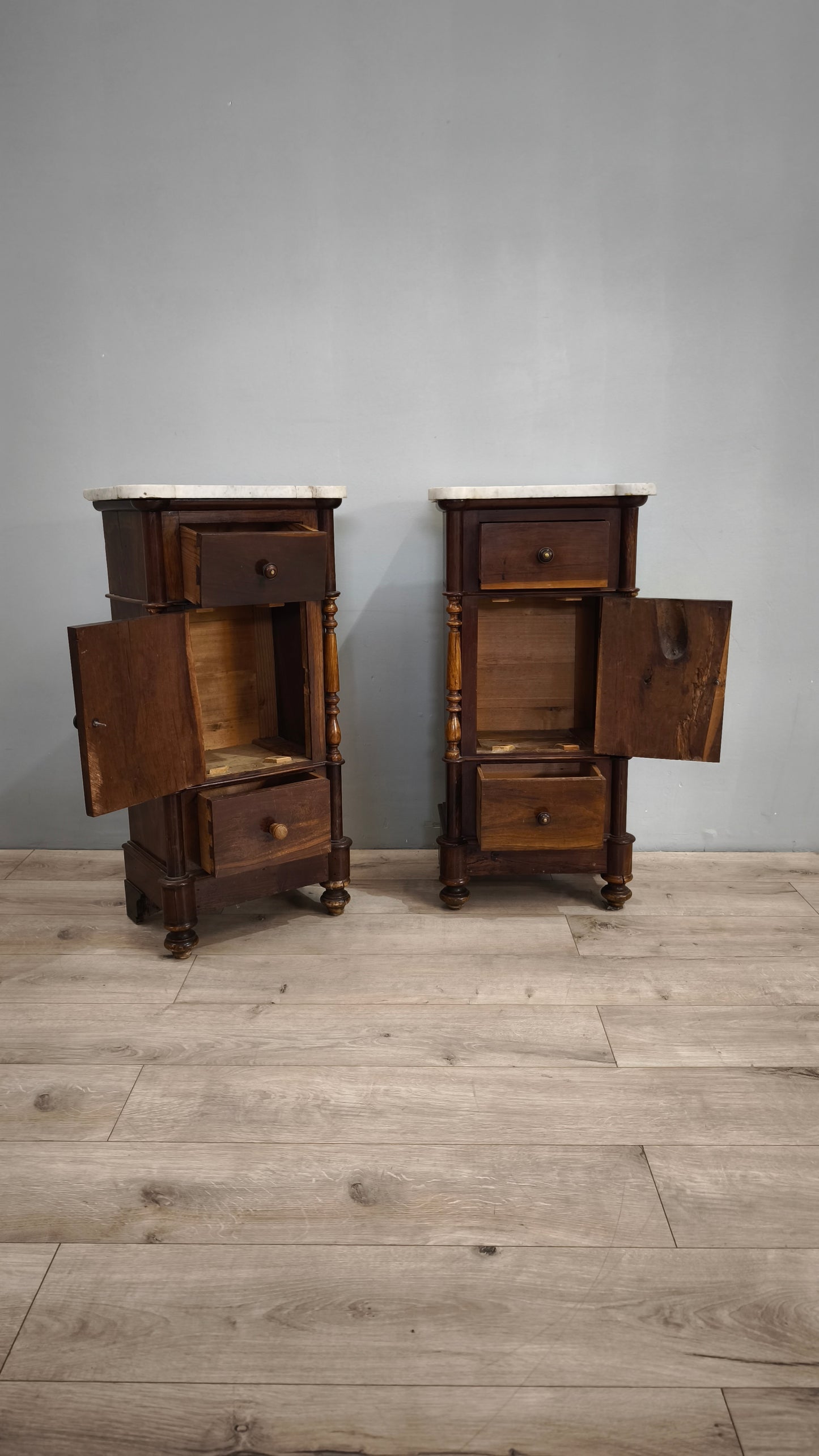 79355 Coppia di comodini in legno con piano in marmo bianco