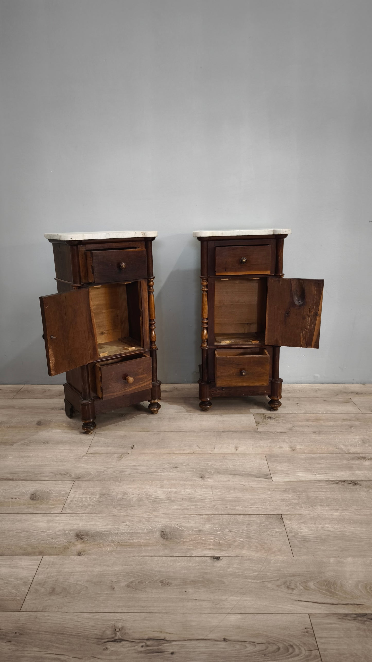 79355 Coppia di comodini in legno con piano in marmo bianco