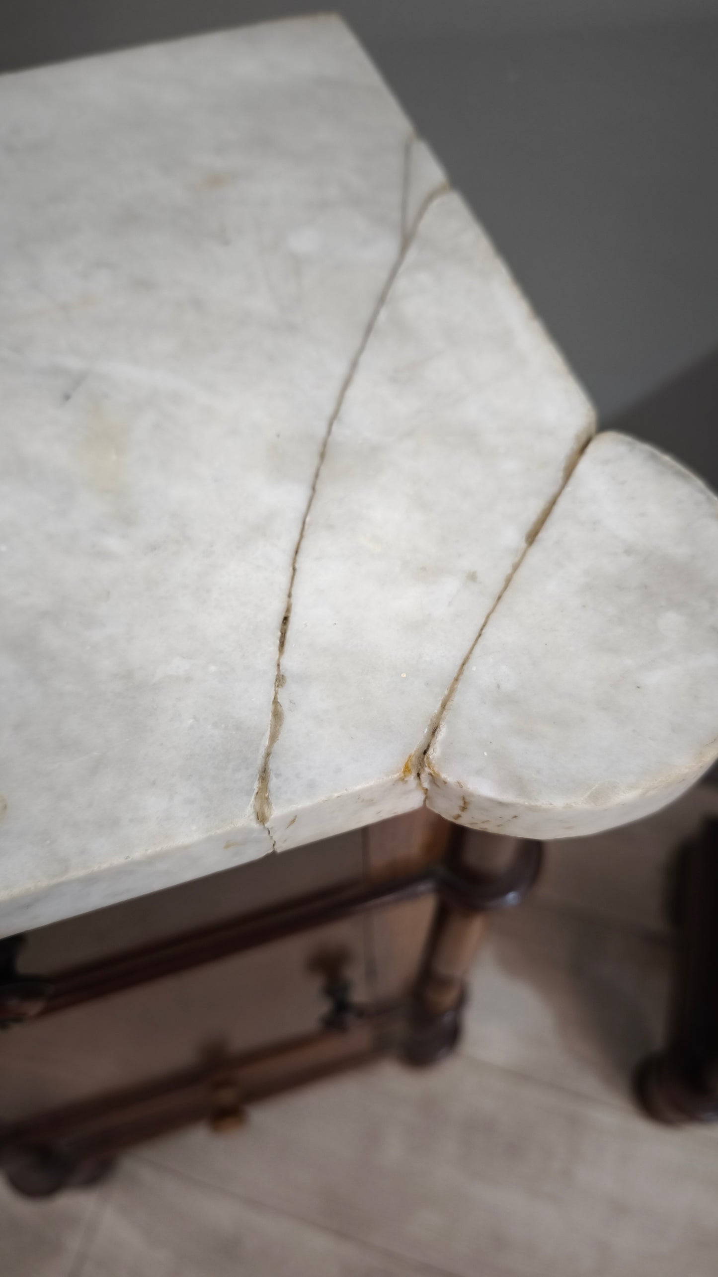 79355 Coppia di comodini in legno con piano in marmo bianco