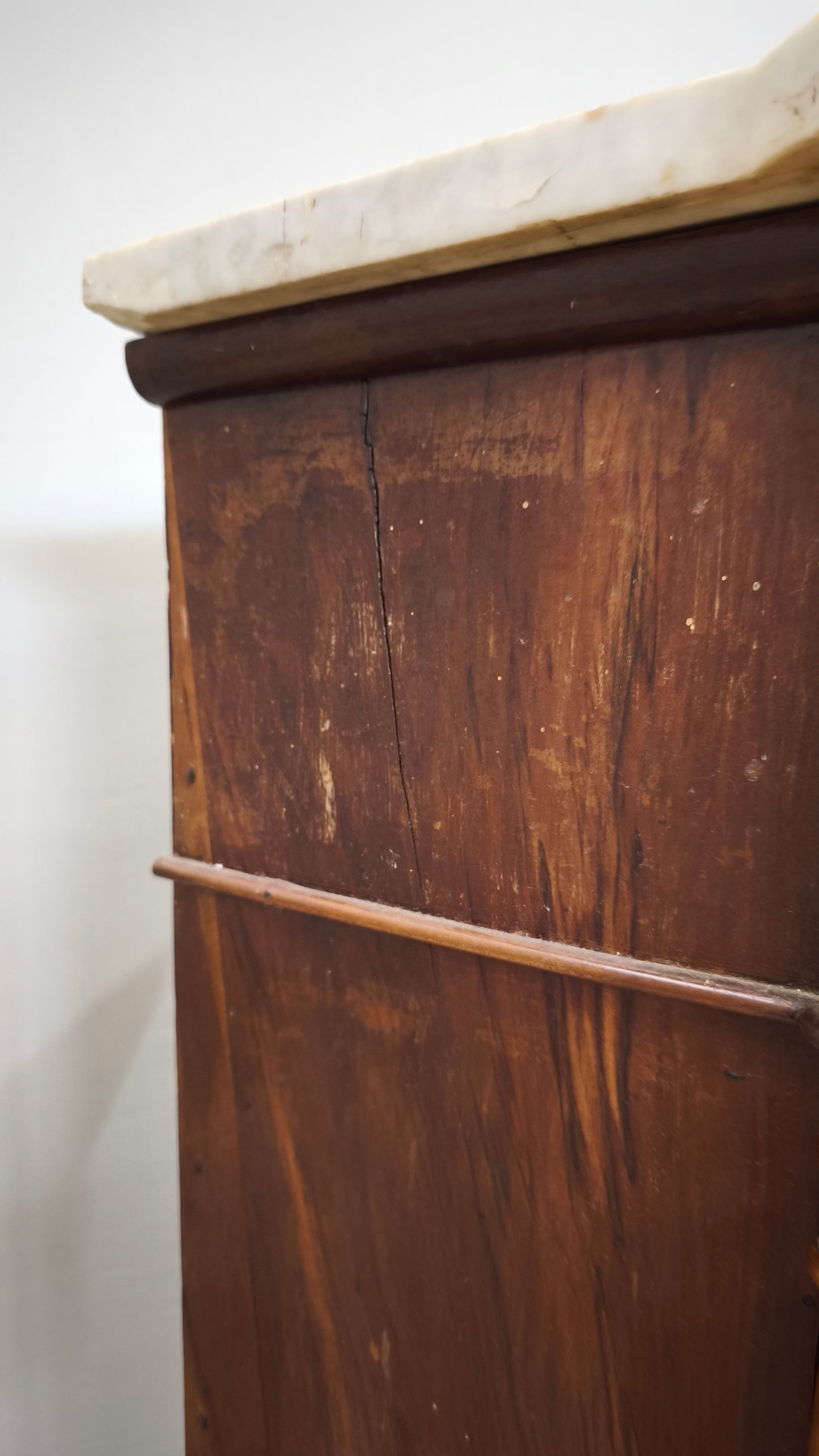79355 Coppia di comodini in legno con piano in marmo bianco