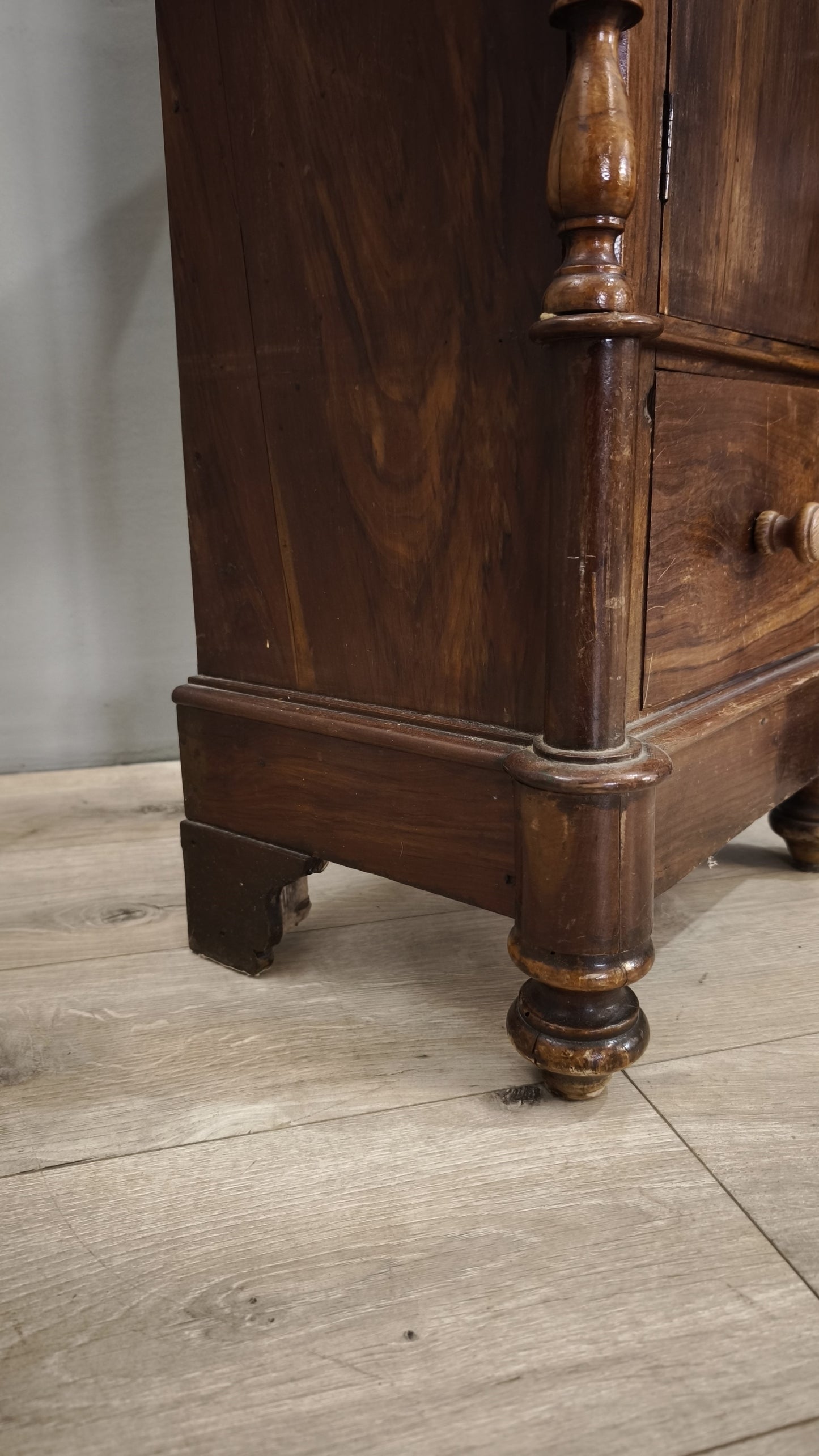 79355 Coppia di comodini in legno con piano in marmo bianco