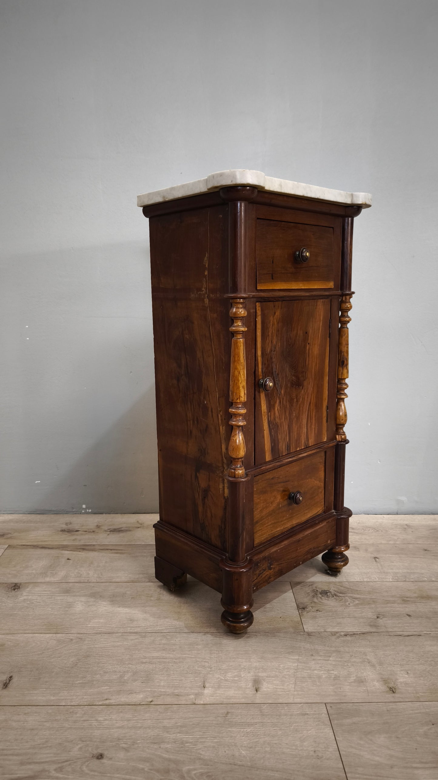 79355 Coppia di comodini in legno con piano in marmo bianco