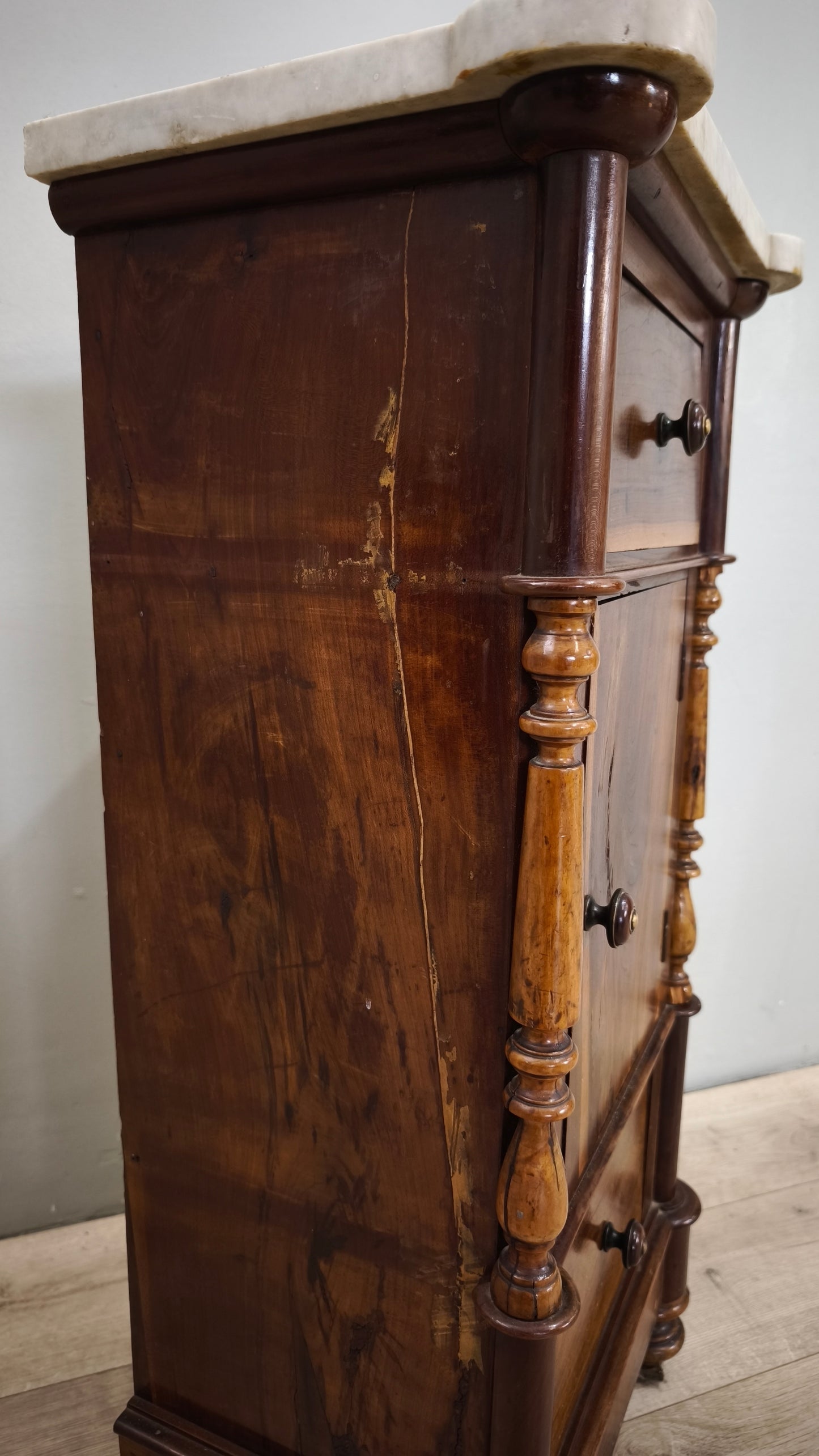 79355 Coppia di comodini in legno con piano in marmo bianco