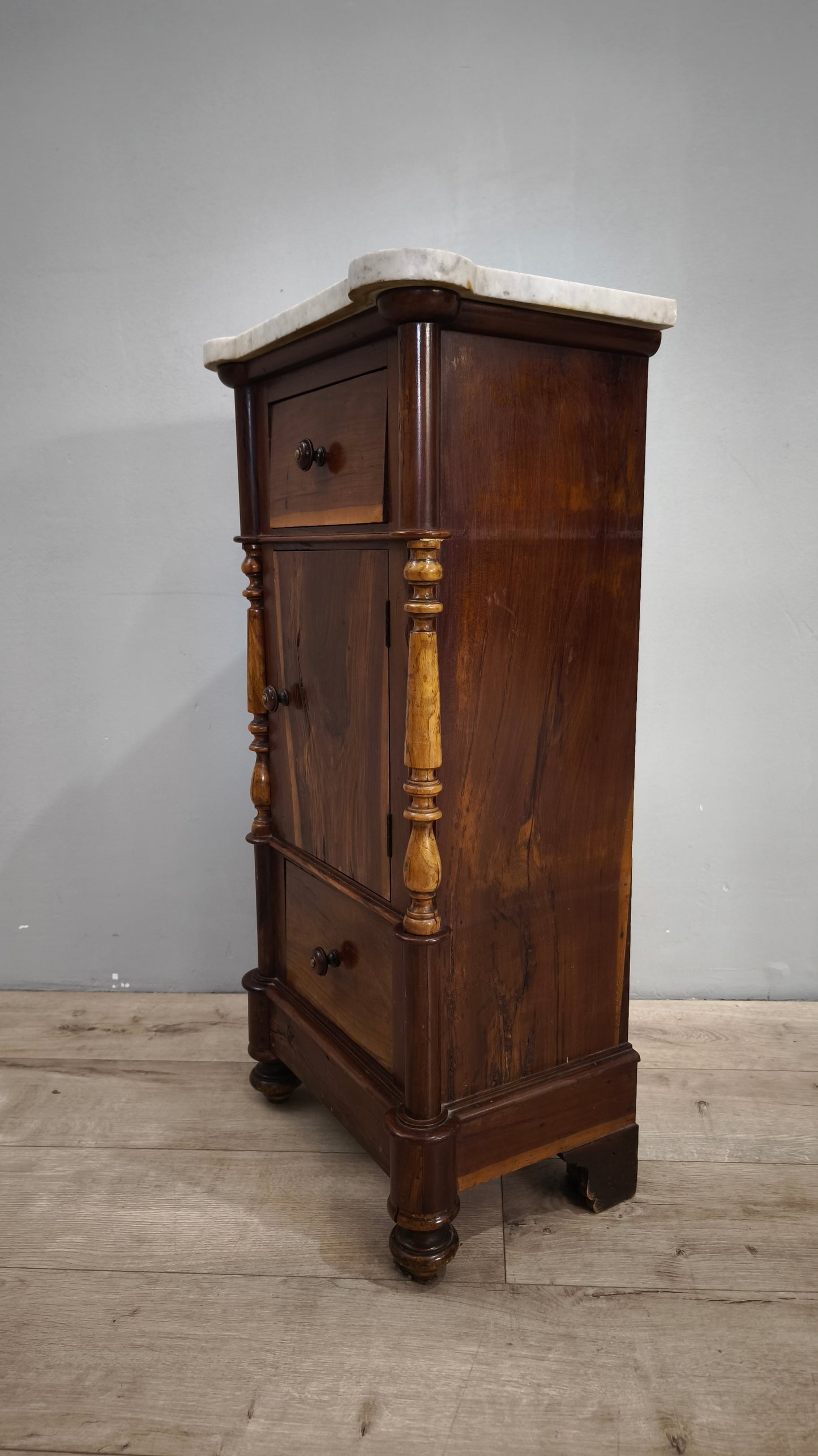 79355 Coppia di comodini in legno con piano in marmo bianco