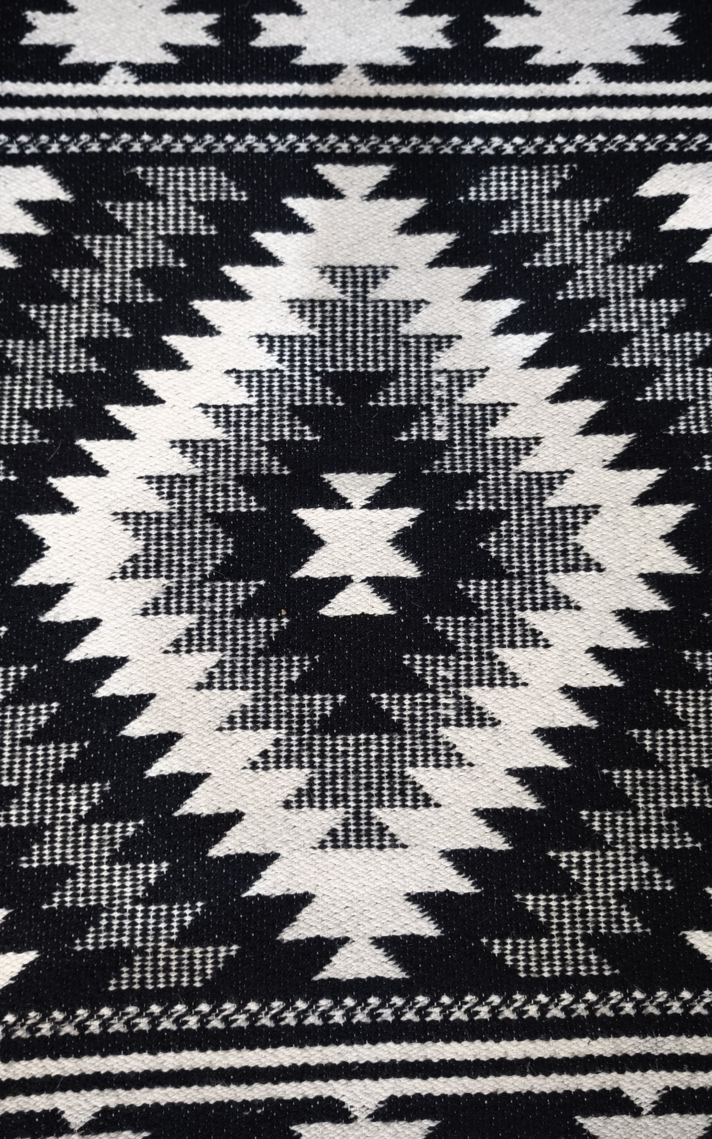 79381 Tappeto scendiletto in lana bianco e nero con decorazione geometrica