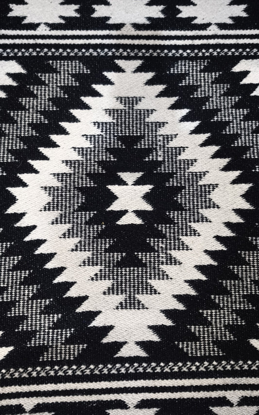 79381 Tappeto scendiletto in lana bianco e nero con decorazione geometrica 60cm x 105cm