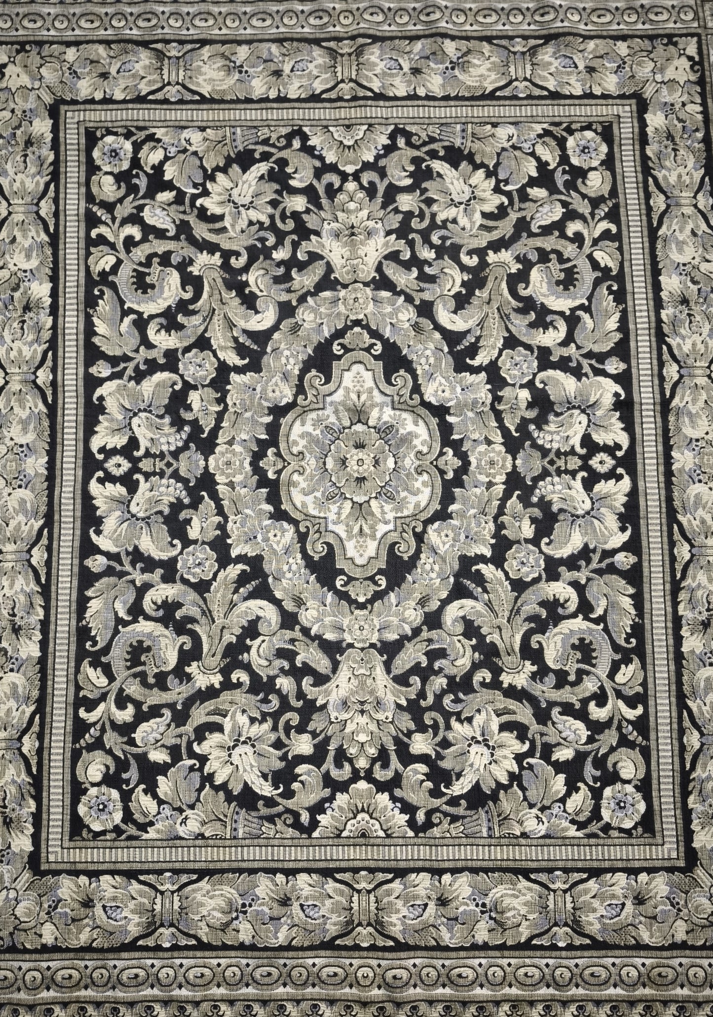 79383 Tappeto grigio e nero con decorazione a motivo floreale