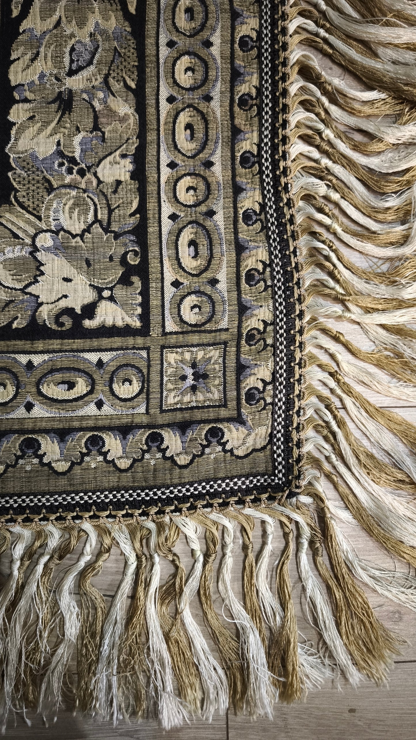 79383 Tappeto grigio e nero con decorazione a motivo floreale