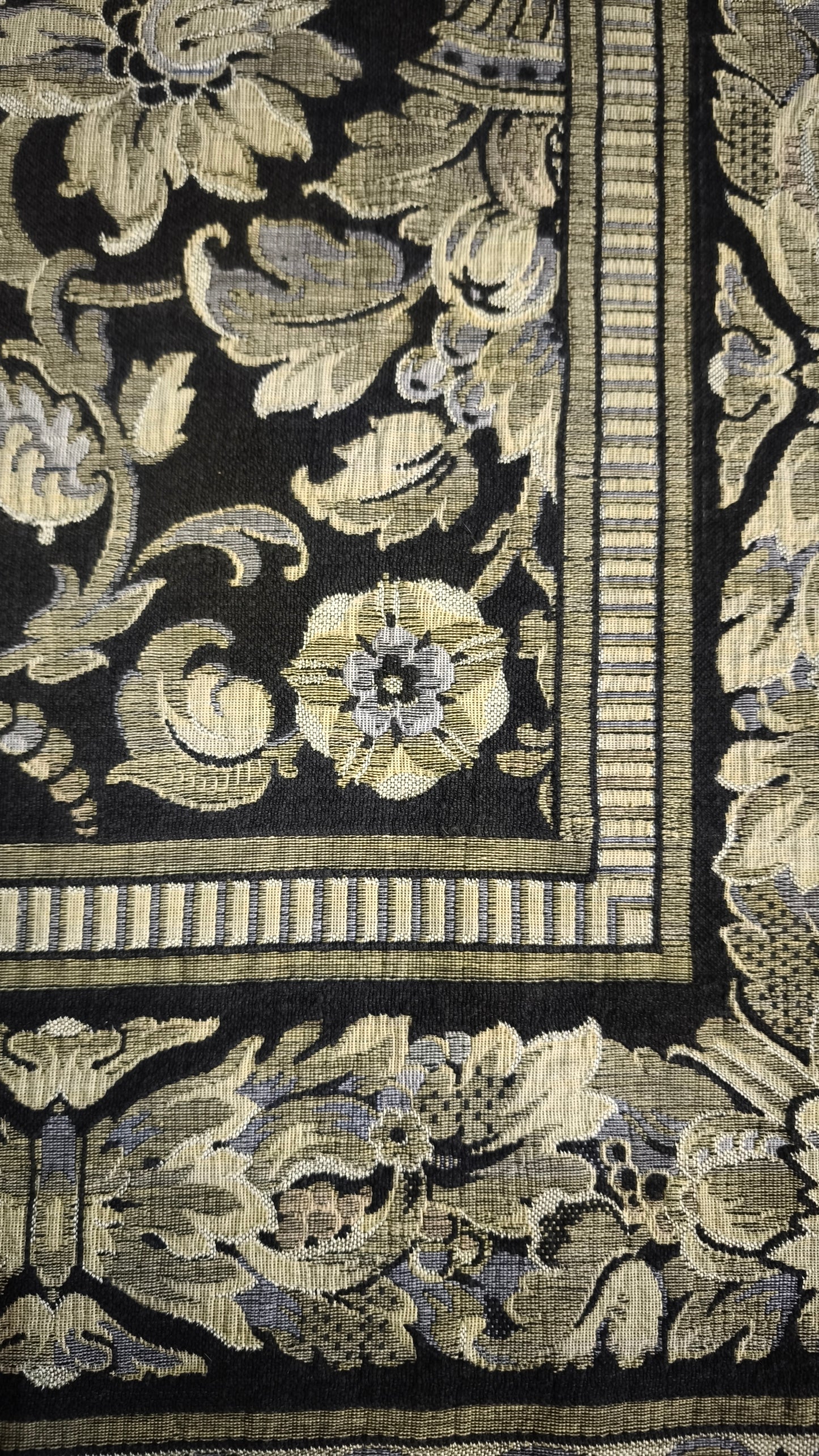 79383 Tappeto grigio e nero con decorazione a motivo floreale