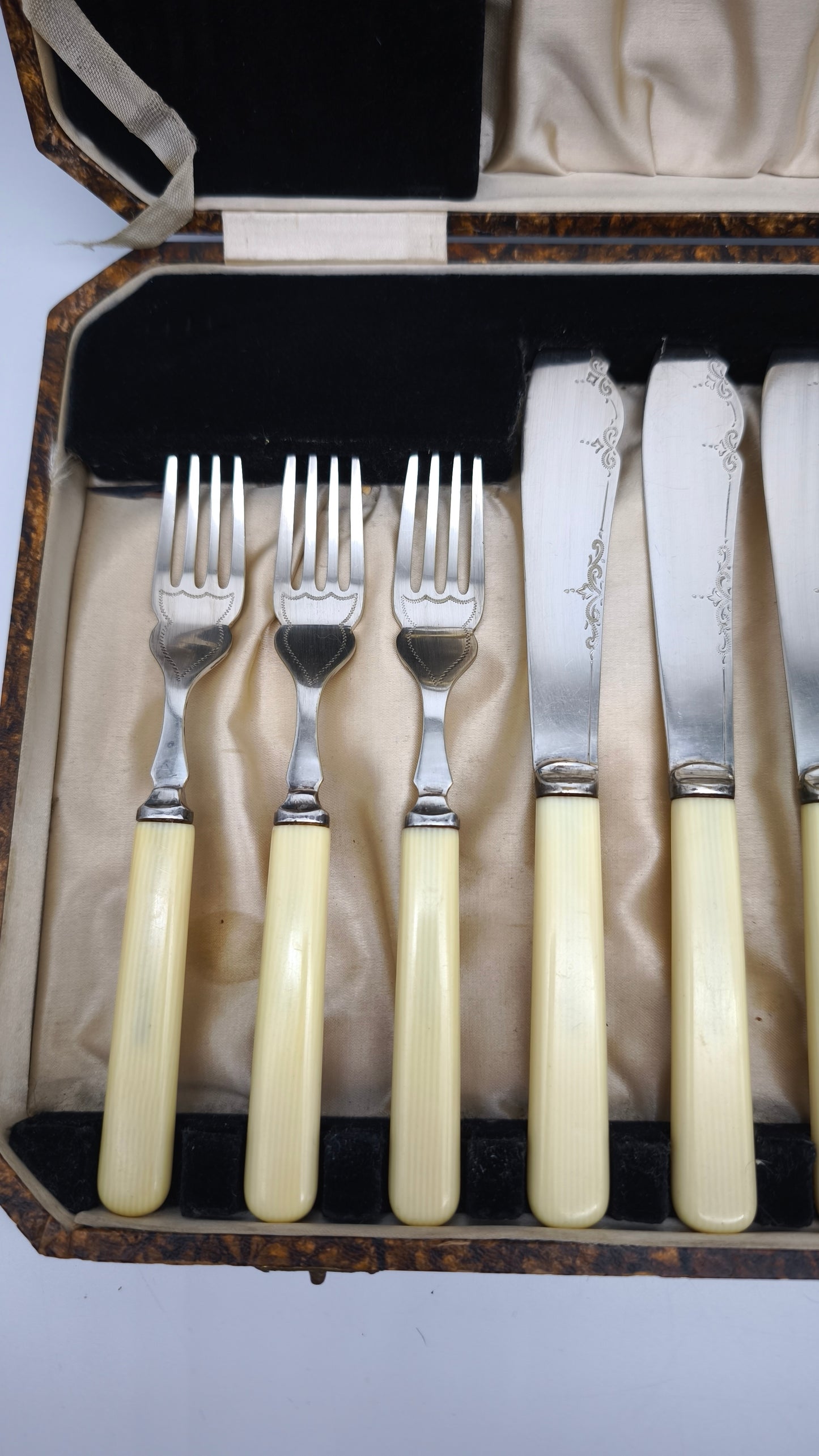79477 Servizio posate da pesce n 6 persone, silver plated e bachelite