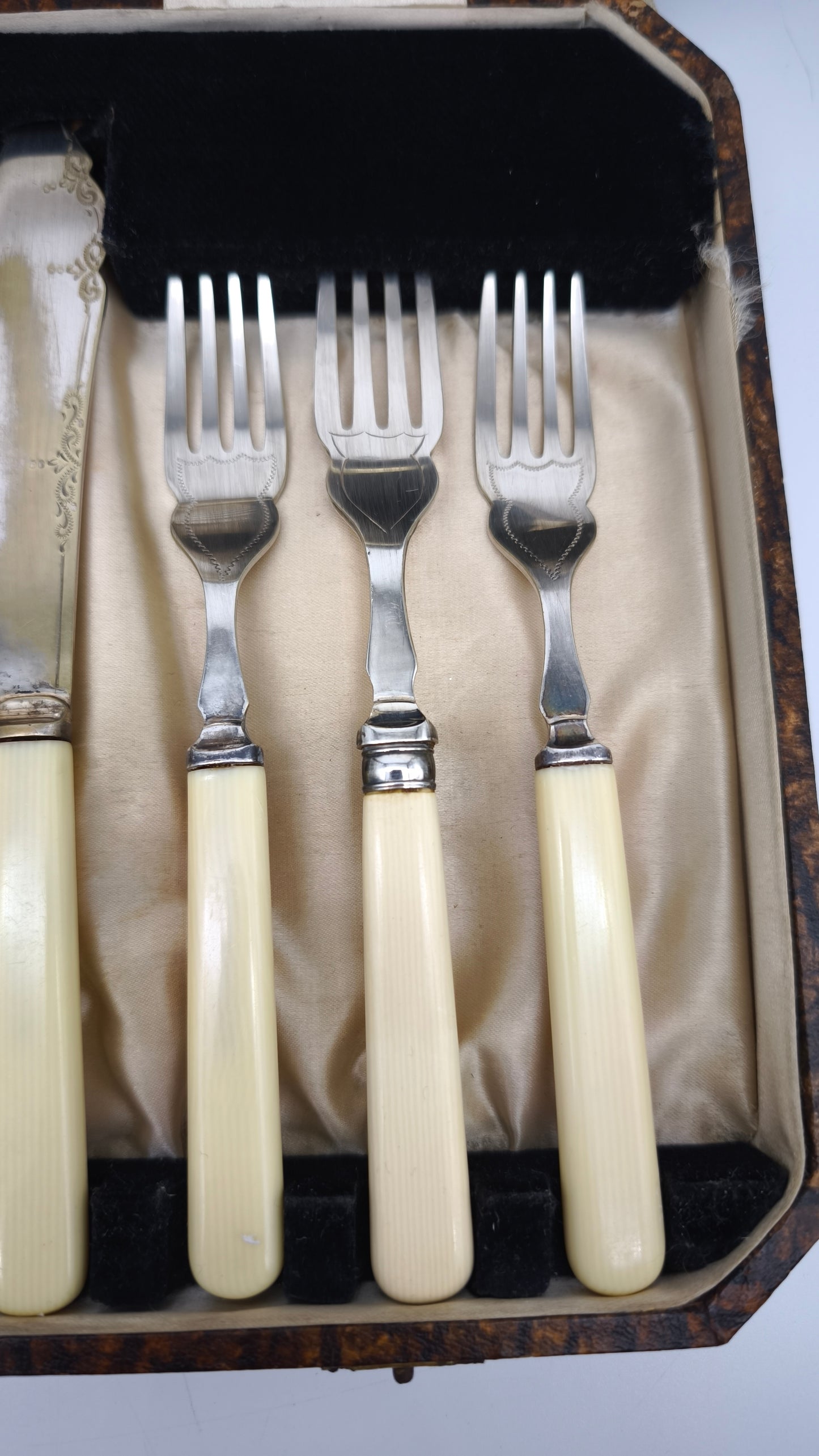 79477 Servizio posate da pesce n 6 persone, silver plated e bachelite