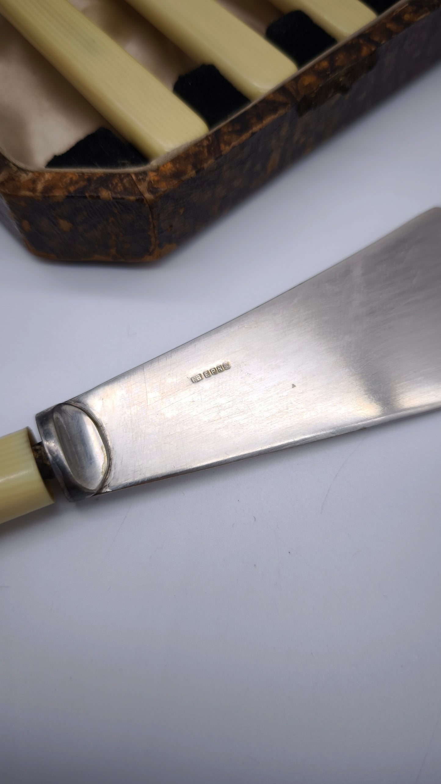 79477 Servizio posate da pesce n 6 persone, silver plated e bachelite