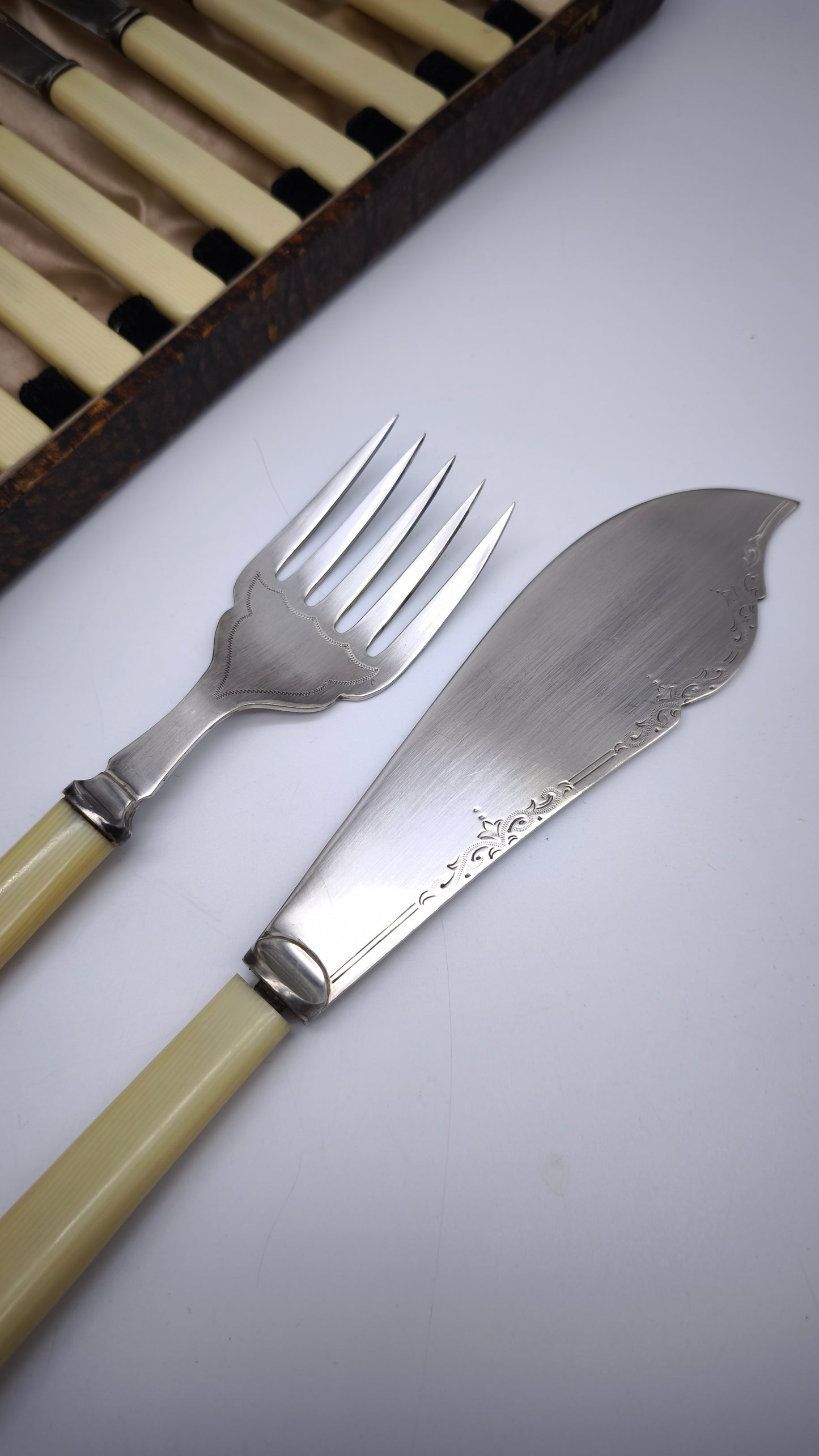 79477 Servizio posate da pesce n 6 persone, silver plated e bachelite