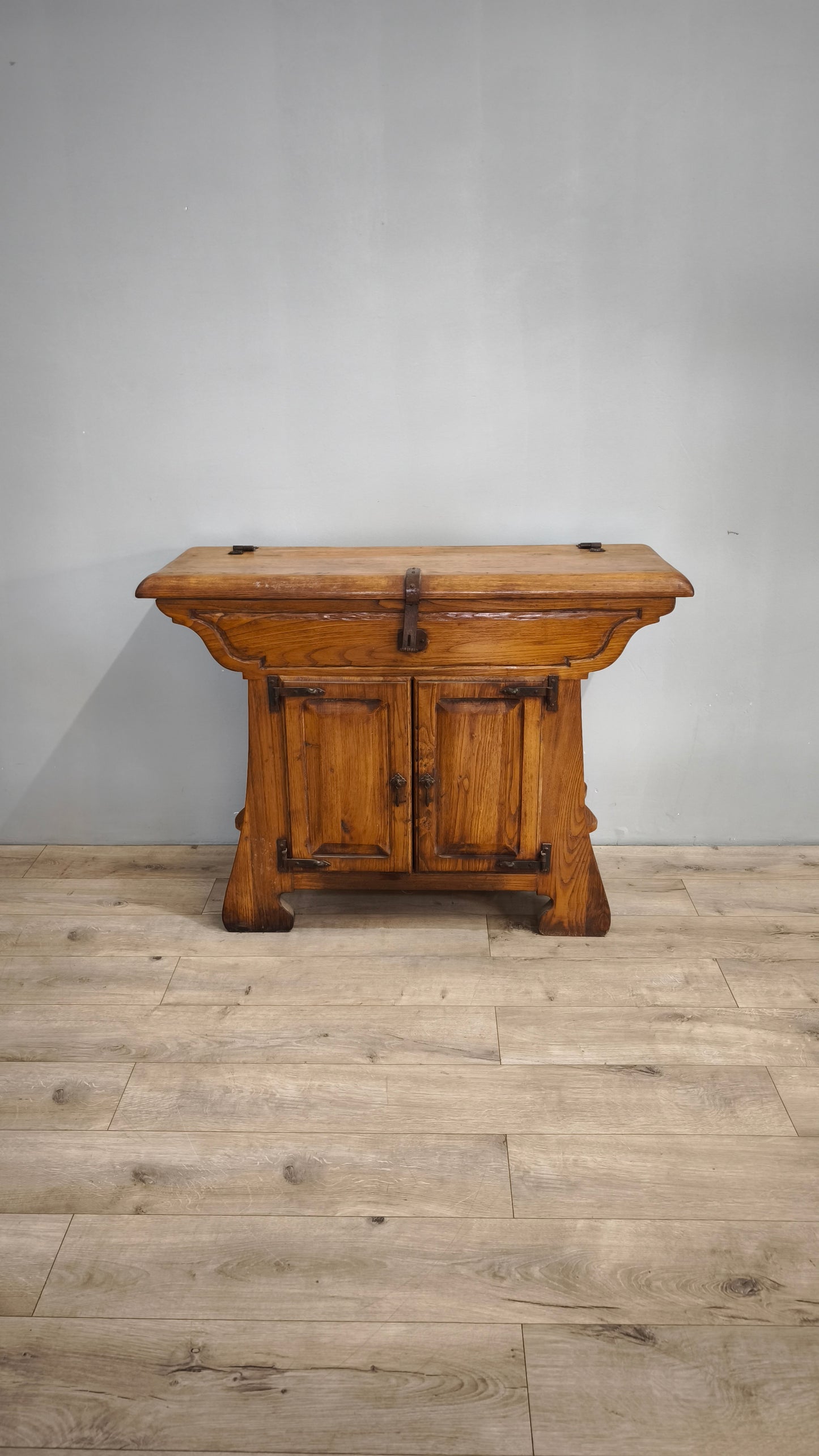 79716 Madia in legno massello con due sportelli