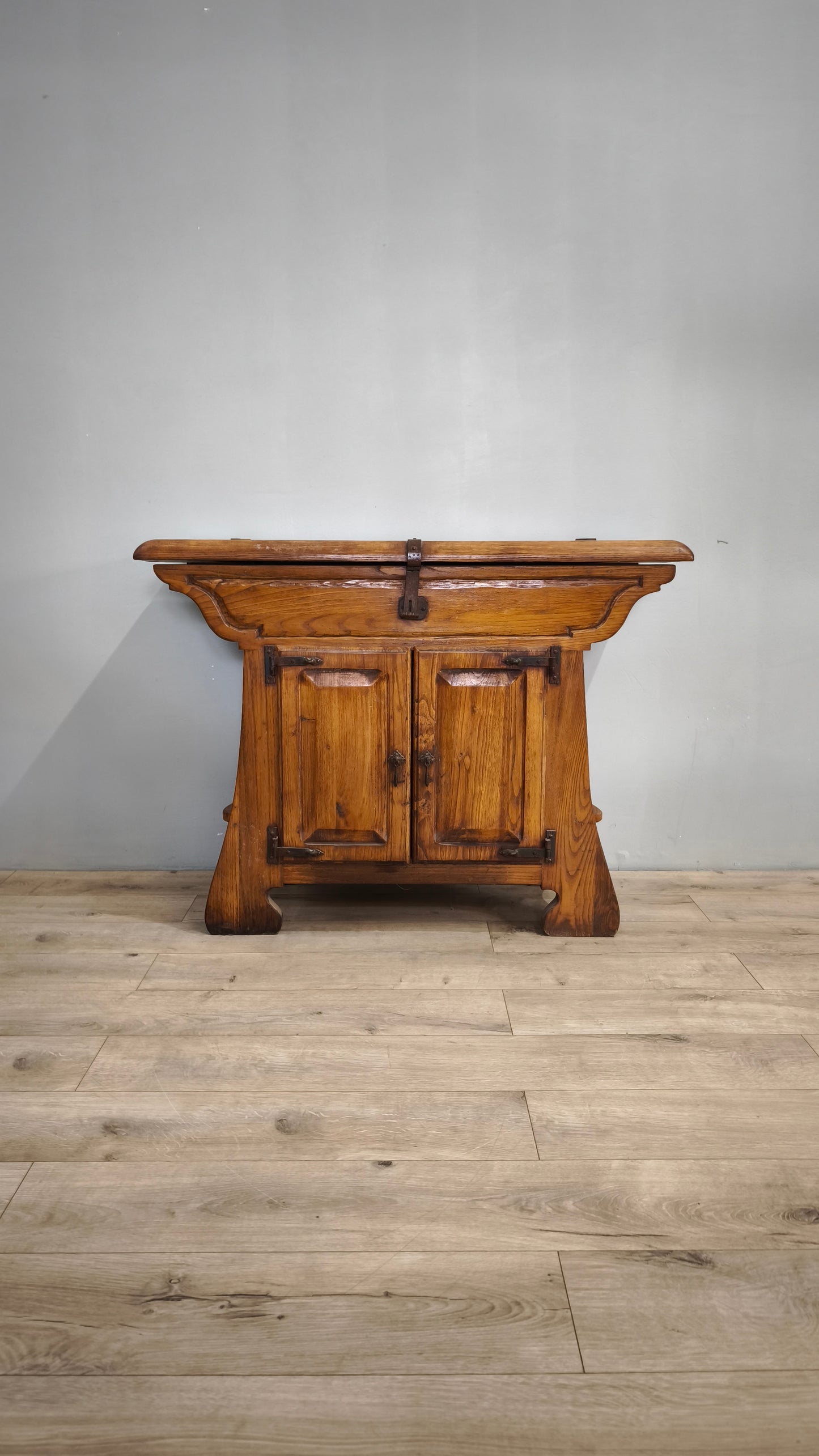 79716 Madia in legno massello con due sportelli