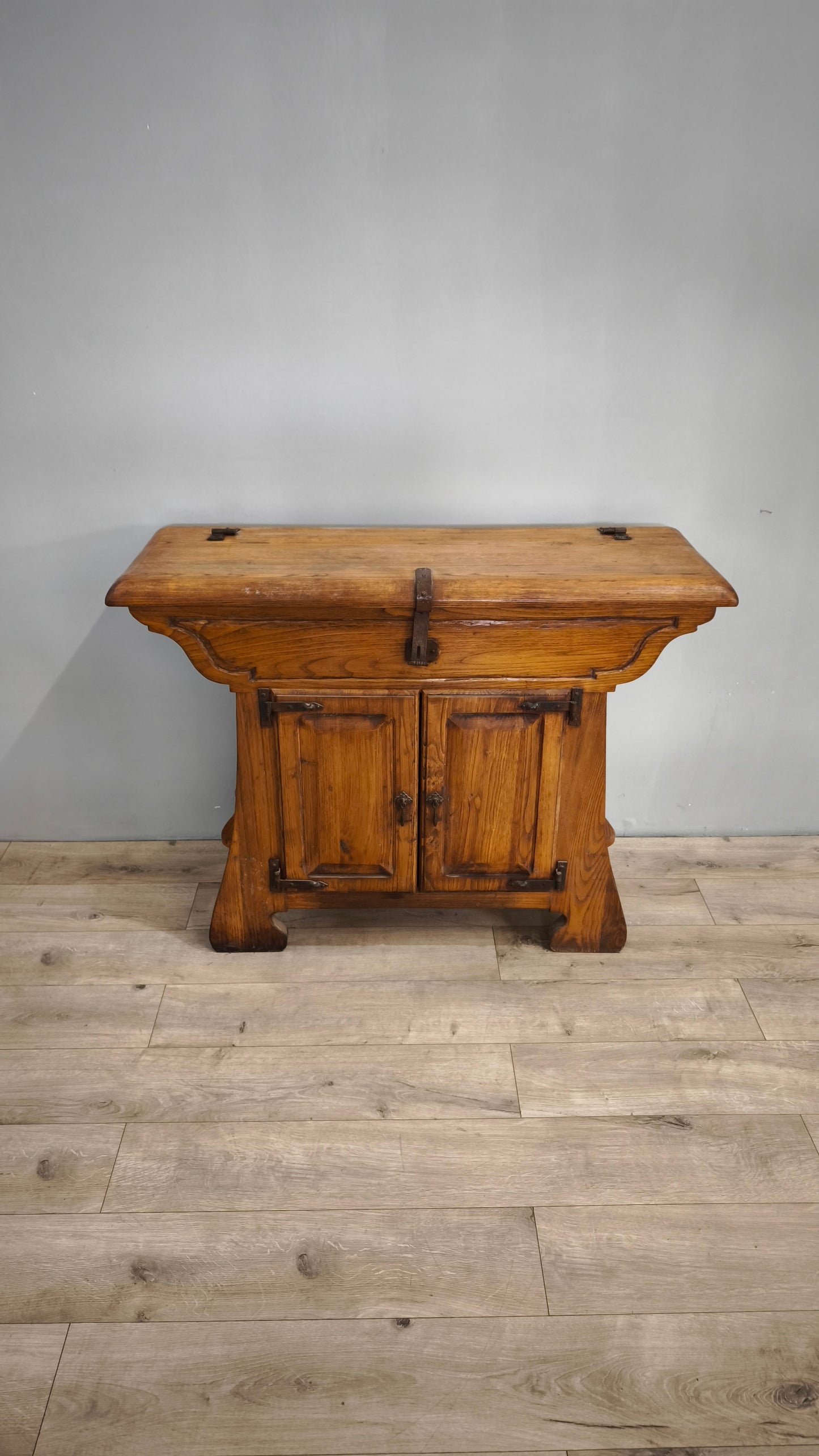 79716 Madia in legno massello con due sportelli