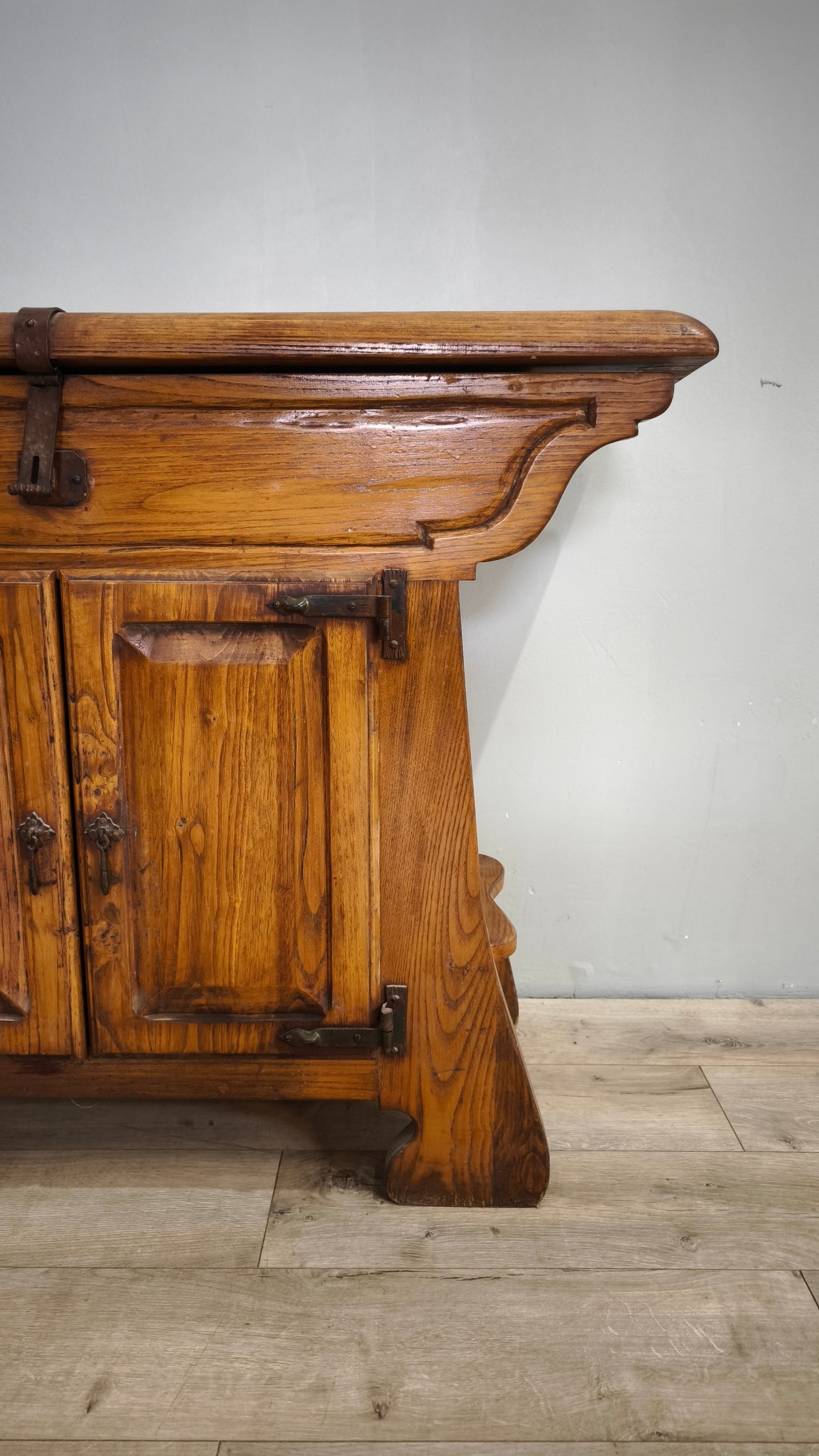 79716 Madia in legno massello con due sportelli