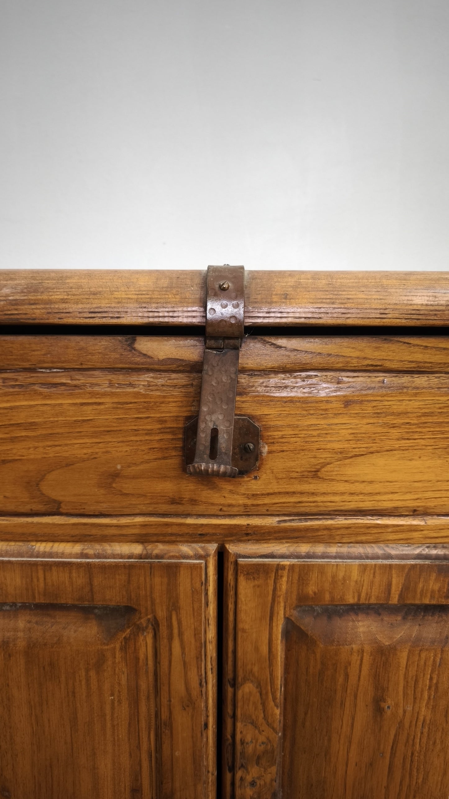 79716 Madia in legno massello con due sportelli