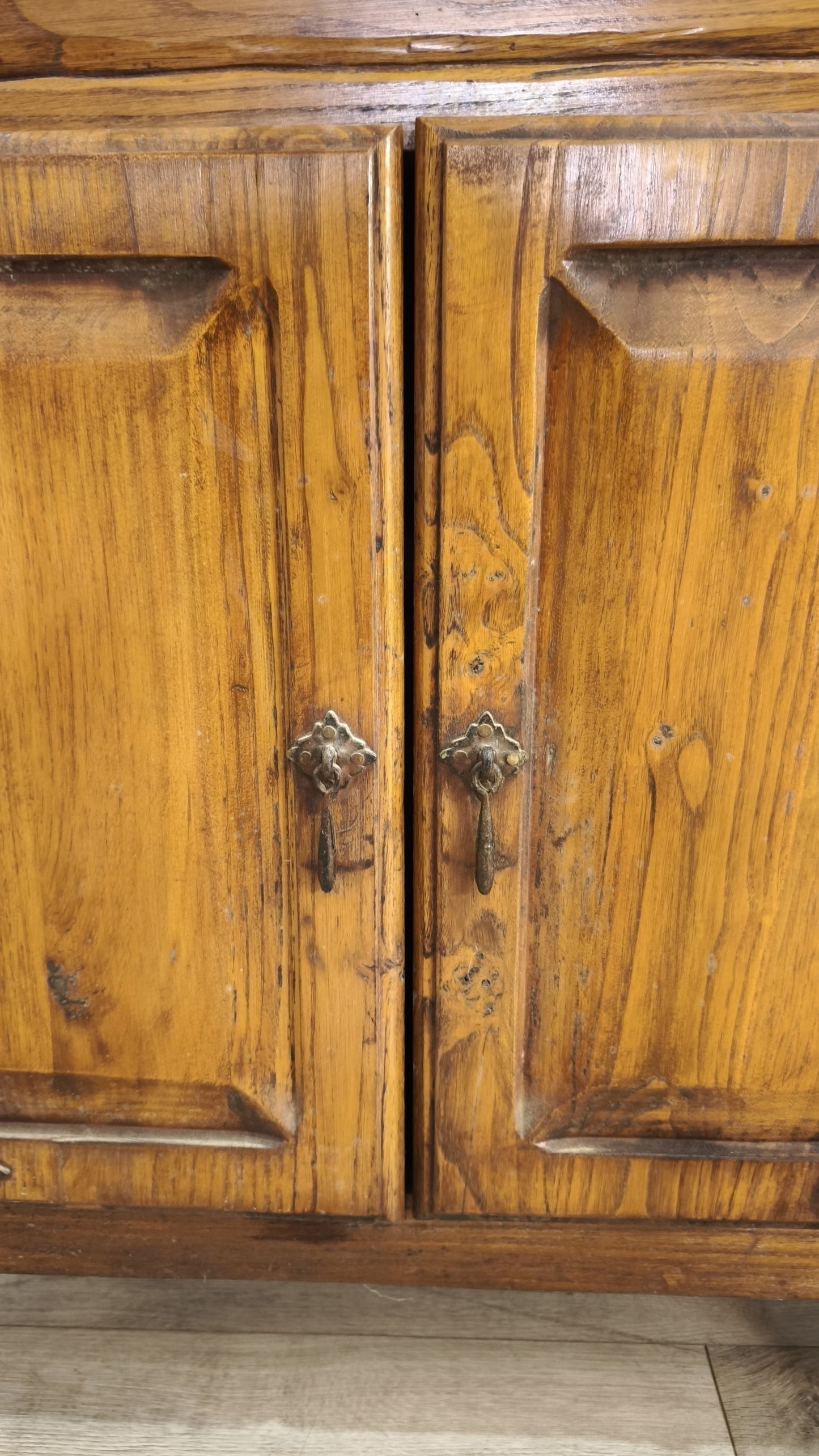 79716 Madia in legno massello con due sportelli