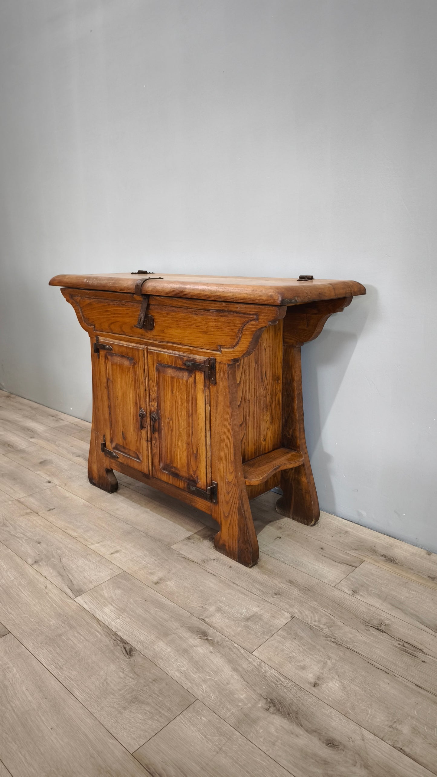 79716 Madia in legno massello con due sportelli
