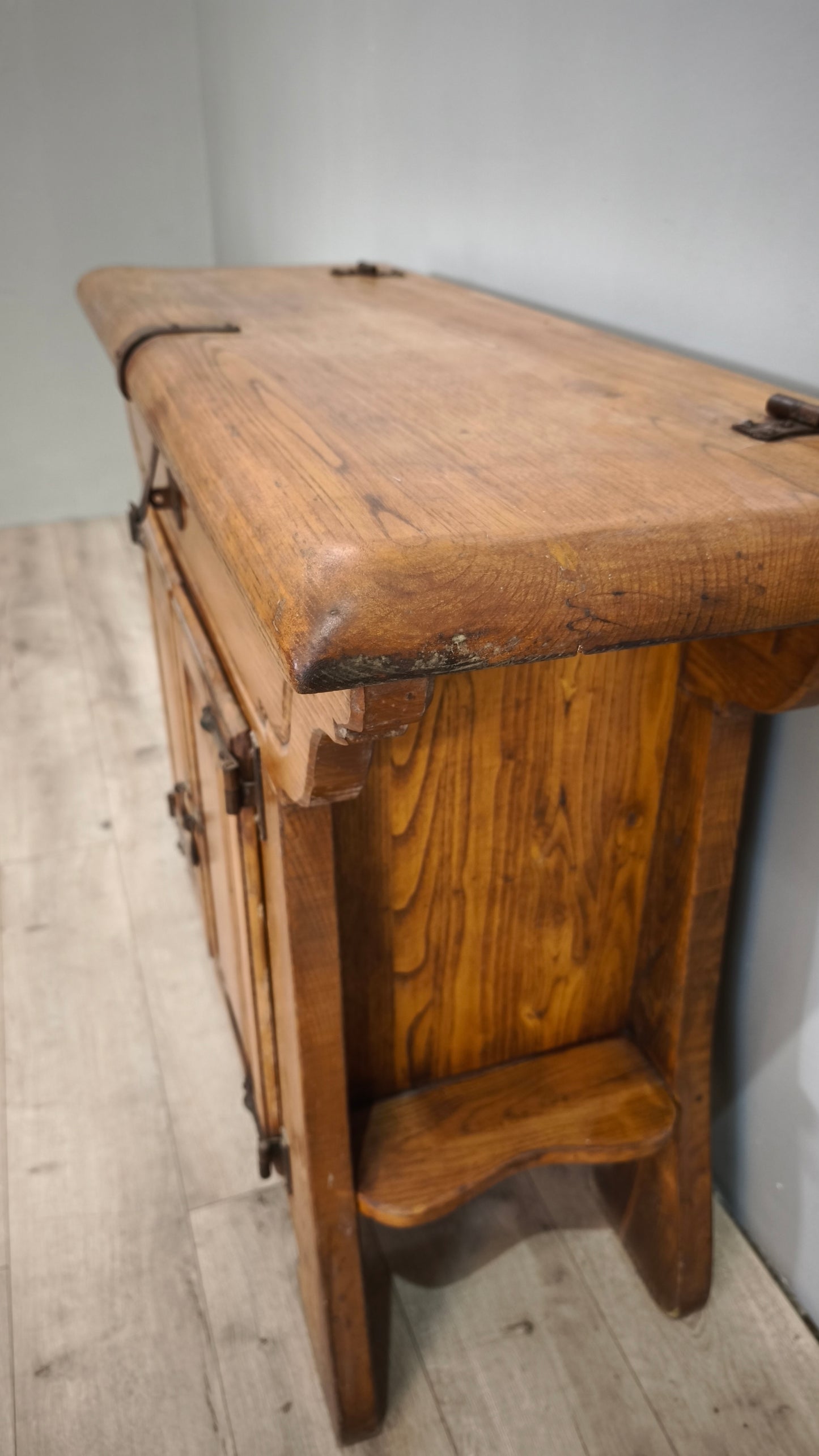 79716 Madia in legno massello con due sportelli