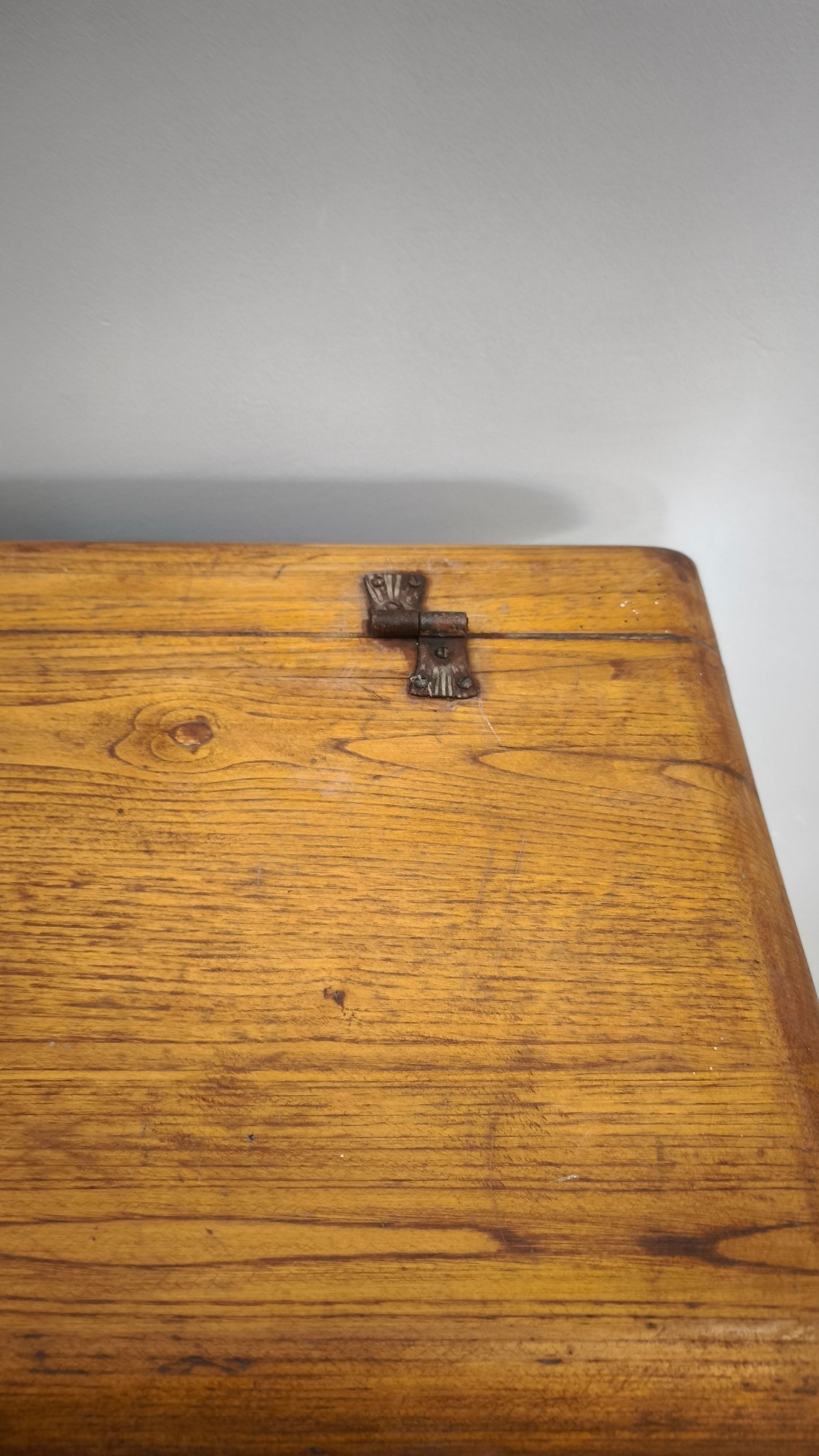 79716 Madia in legno massello con due sportelli