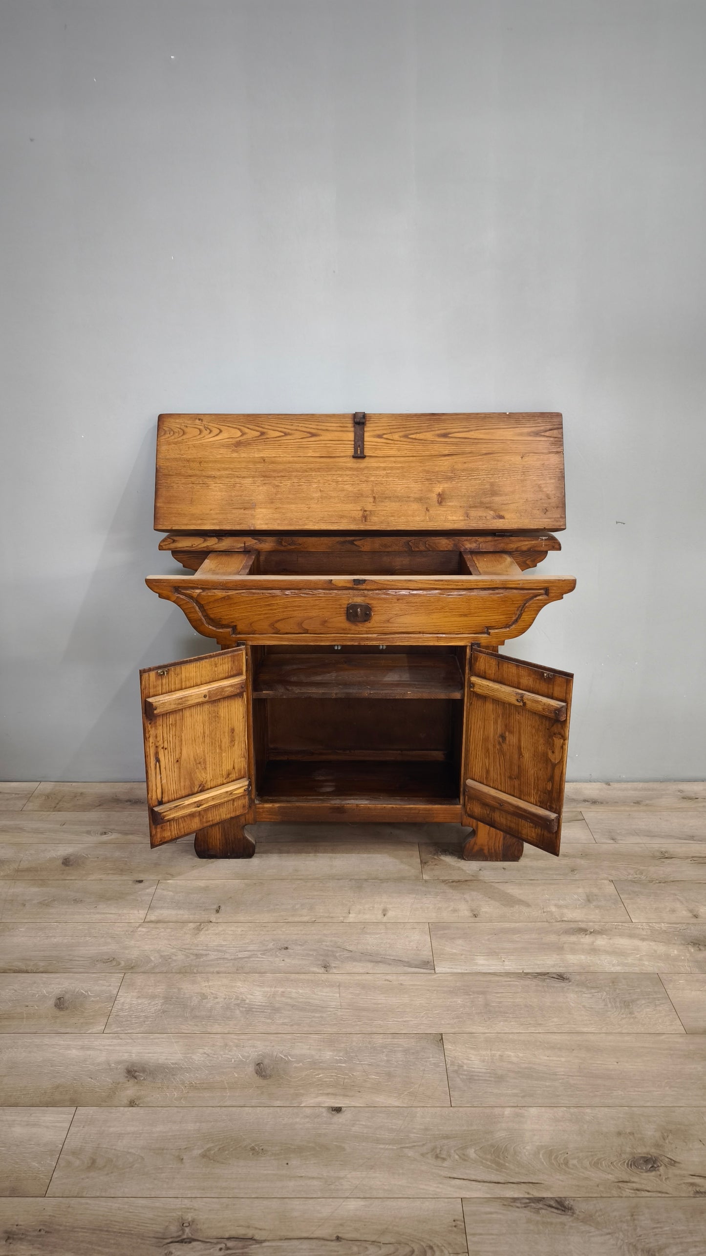 79716 Madia in legno massello con due sportelli