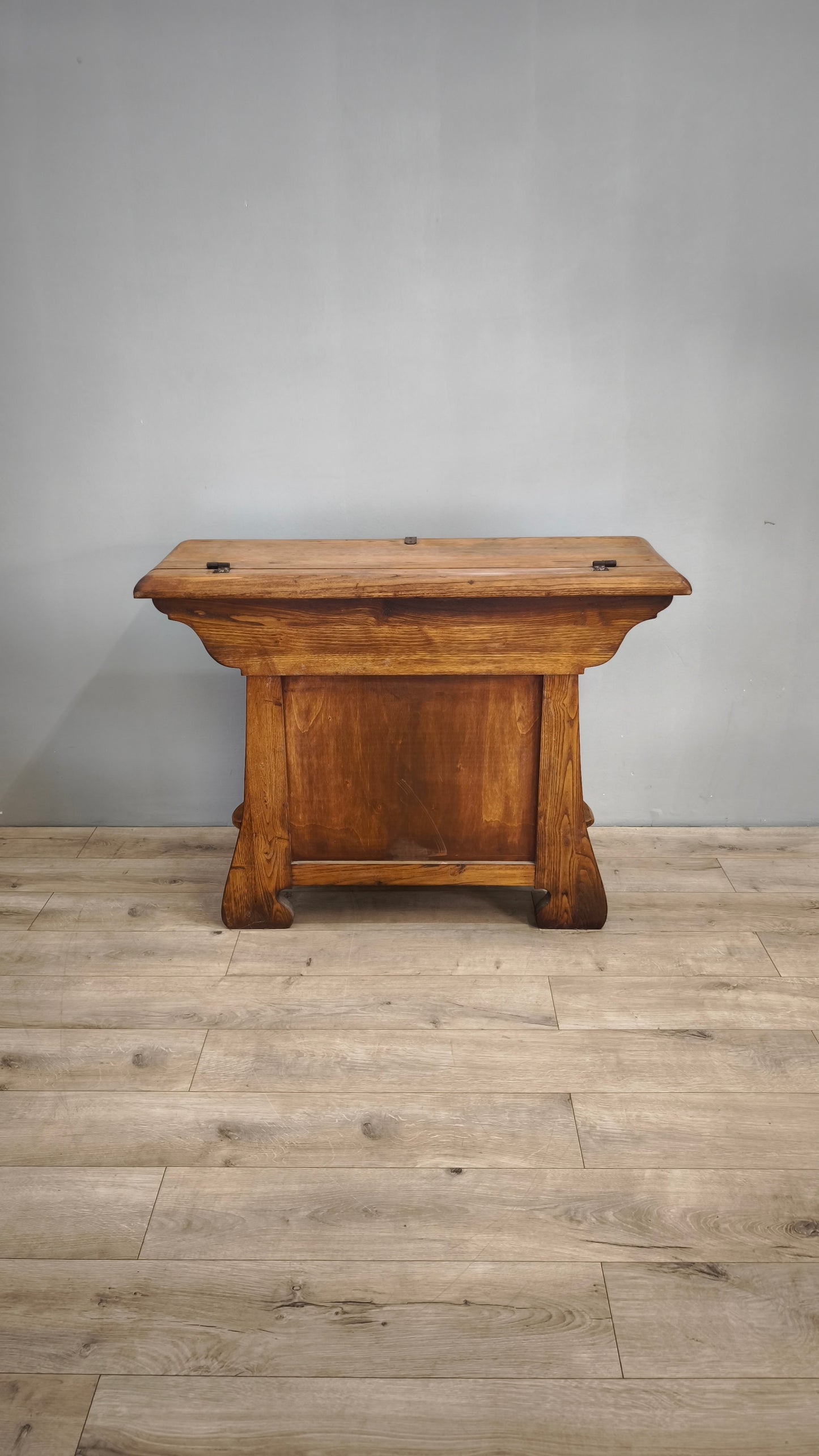 79716 Madia in legno massello con due sportelli