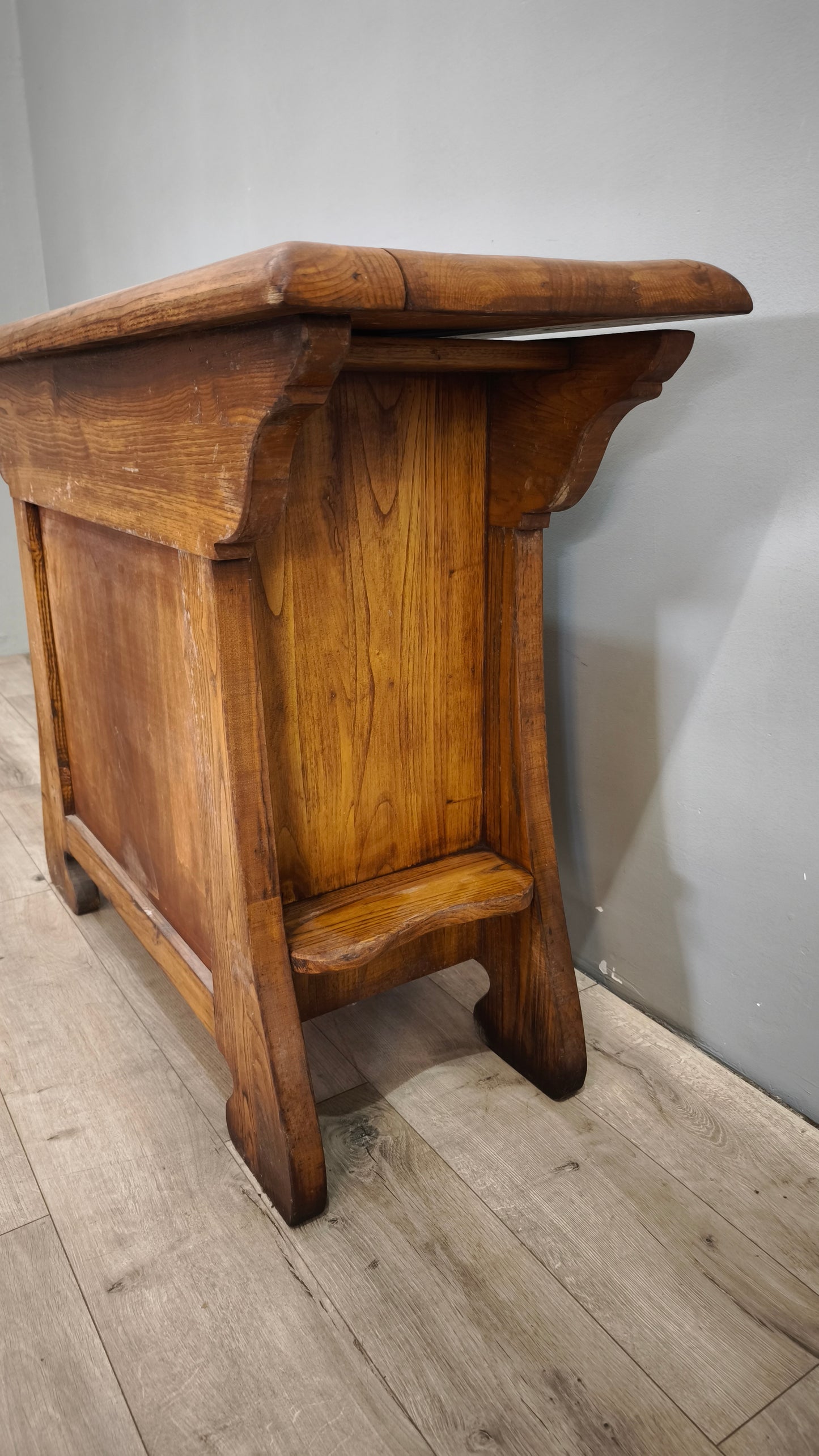 79716 Madia in legno massello con due sportelli